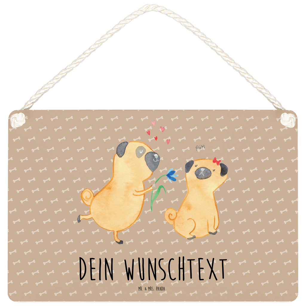 Personalisiertes Deko Schild Mops verliebt Dekoschild, Deko Schild, Schild, Tür Schild, Türschild, Holzschild, Wandschild, Wanddeko, Hund, Hundemotiv, Haustier, Hunderasse, Tierliebhaber, Hundebesitzer, Sprüche, Mops, Möpse, Hundeliebe, verliebt, Liebe, Liebesspruch. Verlobt, Geschenk Freund, Partner