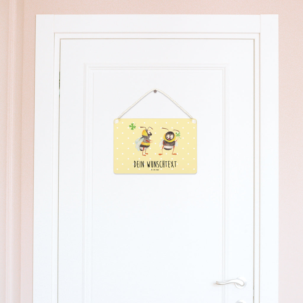 Personalisiertes Deko Schild Hummeln mit Kleeblatt Dekoschild, Deko Schild, Schild, Tür Schild, Türschild, Holzschild, Wandschild, Wanddeko, Tiermotive, Gute Laune, lustige Sprüche, Tiere, Hummel, Biene, Spruch positiv, Biene Deko, Spruch schön, glücklich sein, glücklich werden, Spruch fröhlich