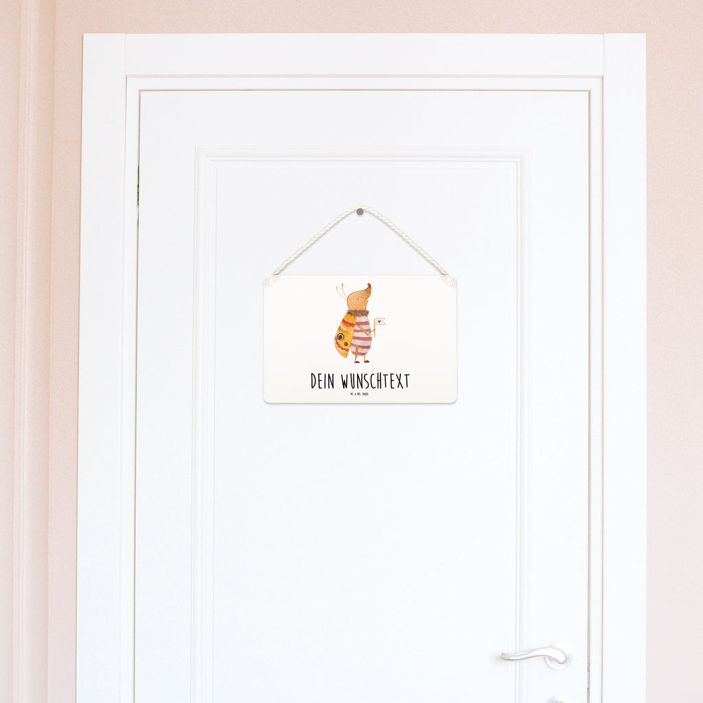 Personalisiertes Deko Schild Nachtfalter mit Fähnchen Dekoschild, Deko Schild, Schild, Tür Schild, Türschild, Holzschild, Wandschild, Wanddeko, süße Tiermotive, gute Laune, lustige Sprüche, Tiere, Nachtfalter, Käfer, Spruch lustig, Spruch witzig, süß, niedlich, Küche Deko, Was kostet die Welt