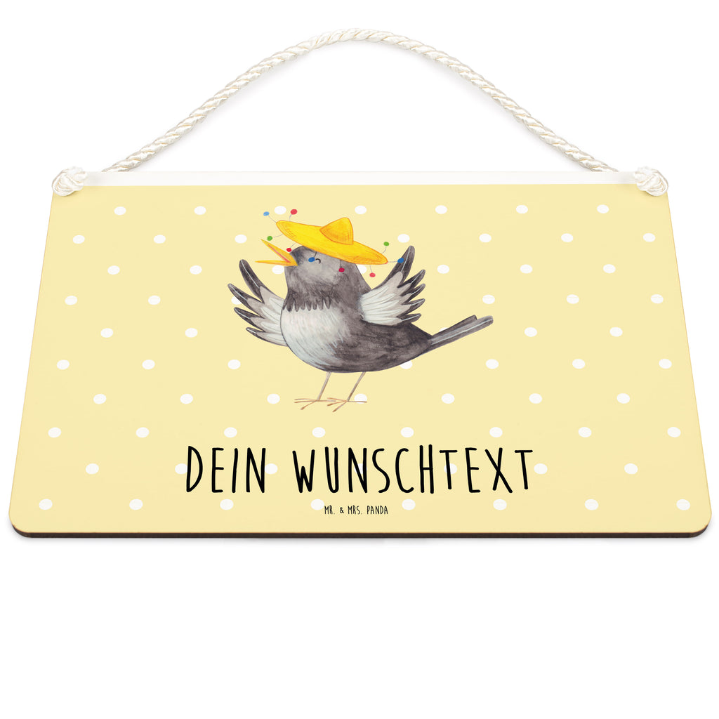 Personalisiertes Deko Schild Rabe mit Sombrero Dekoschild, Deko Schild, Schild, Tür Schild, Türschild, Holzschild, Wandschild, Wanddeko, Tiermotive, Gute Laune, lustige Sprüche, Tiere, Rabe, Vogel, Vögel, Spruch positiv, fröhlich sein, glücklich sein, Glück Spruch, froh, Elster, Motivation