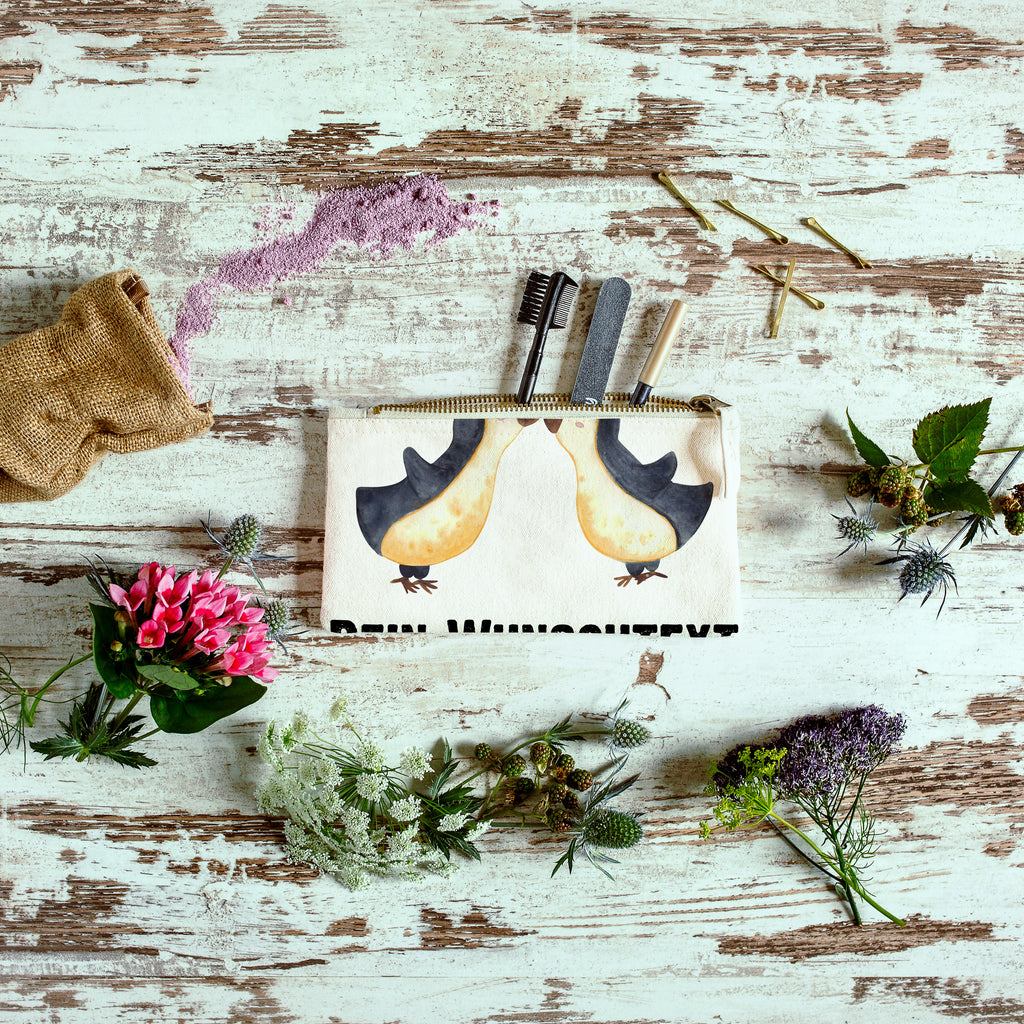 Personalisierte Schminktasche Pinguine Kuss Personalisierte Schminktasche, Personalisierte Kosmetiktasche, Personalisierter Kosmetikbeutel, Personalisiertes Stiftemäppchen, Personalisiertes Etui, Personalisierte Federmappe, Personalisierte Makeup Bag, Personalisiertes Schminketui, Personalisiertes Kosmetiketui, Personalisiertes Schlamperetui, Schminktasche mit Namen, Kosmetiktasche mit Namen, Kosmetikbeutel mit Namen, Stiftemäppchen mit Namen, Etui mit Namen, Federmappe mit Namen, Makeup Bg  mit Namen, Schminketui mit Namen, Kosmetiketui mit Namen, Schlamperetui mit Namen, Schminktasche personalisieren, Schminktasche bedrucken, Schminktasche selbst gestalten, Liebe, Partner, Freund, Freundin, Ehemann, Ehefrau, Heiraten, Verlobung, Heiratsantrag, Liebesgeschenk, Jahrestag, Hocheitstag, Valentinstag, Geschenk für Frauen, Hochzeitstag, Mitbringsel, Geschenk für Freundin, Geschenk für Partner, Liebesbeweis, für Männer, für Ehemann