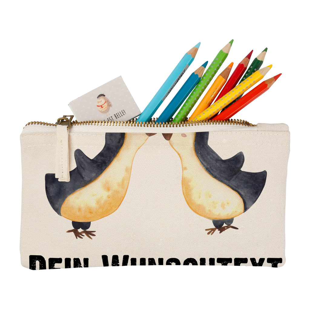 Personalisierte Schminktasche Pinguine Kuss Personalisierte Schminktasche, Personalisierte Kosmetiktasche, Personalisierter Kosmetikbeutel, Personalisiertes Stiftemäppchen, Personalisiertes Etui, Personalisierte Federmappe, Personalisierte Makeup Bag, Personalisiertes Schminketui, Personalisiertes Kosmetiketui, Personalisiertes Schlamperetui, Schminktasche mit Namen, Kosmetiktasche mit Namen, Kosmetikbeutel mit Namen, Stiftemäppchen mit Namen, Etui mit Namen, Federmappe mit Namen, Makeup Bg  mit Namen, Schminketui mit Namen, Kosmetiketui mit Namen, Schlamperetui mit Namen, Schminktasche personalisieren, Schminktasche bedrucken, Schminktasche selbst gestalten, Liebe, Partner, Freund, Freundin, Ehemann, Ehefrau, Heiraten, Verlobung, Heiratsantrag, Liebesgeschenk, Jahrestag, Hocheitstag, Valentinstag, Geschenk für Frauen, Hochzeitstag, Mitbringsel, Geschenk für Freundin, Geschenk für Partner, Liebesbeweis, für Männer, für Ehemann