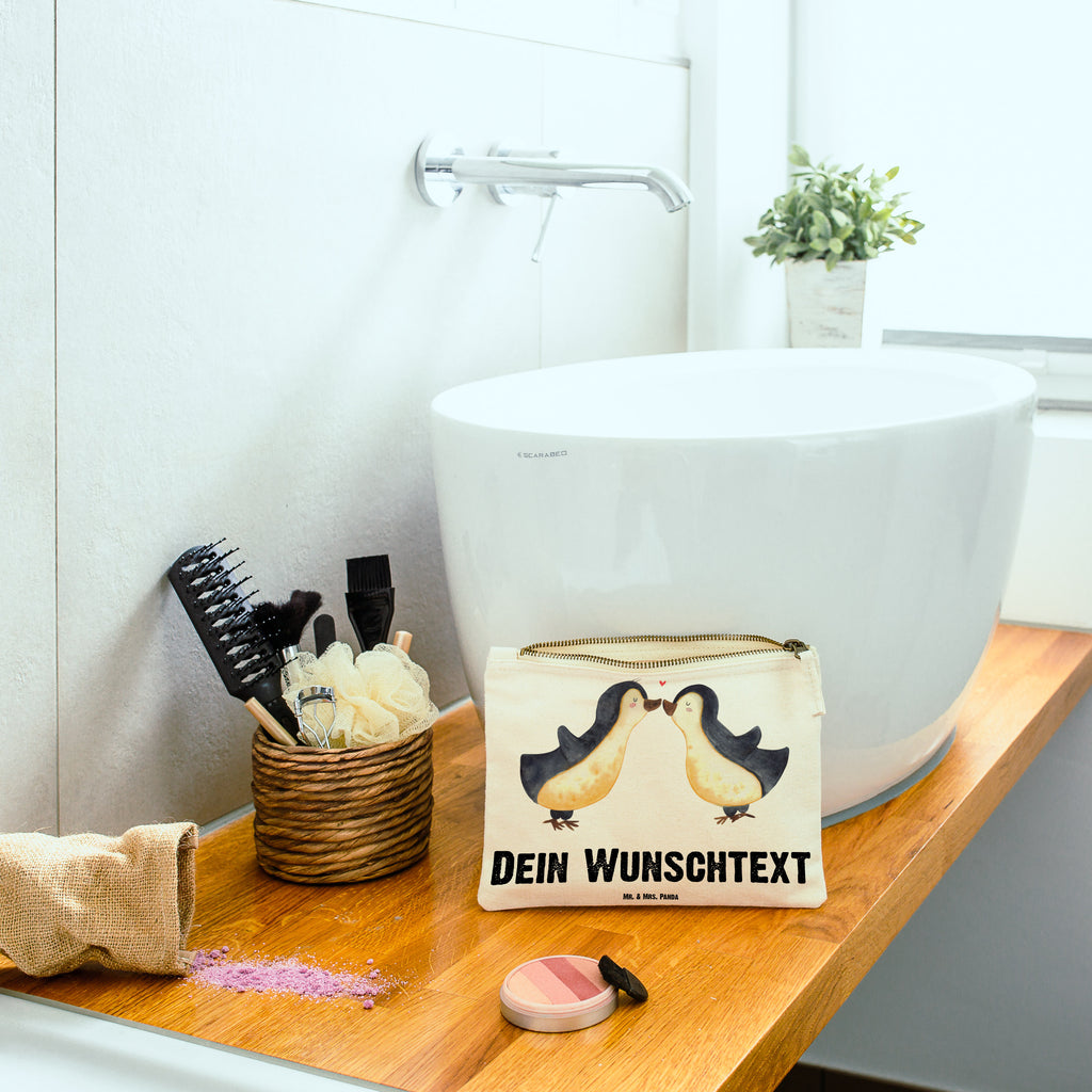 Personalisierte Schminktasche Pinguine Kuss Personalisierte Schminktasche, Personalisierte Kosmetiktasche, Personalisierter Kosmetikbeutel, Personalisiertes Stiftemäppchen, Personalisiertes Etui, Personalisierte Federmappe, Personalisierte Makeup Bag, Personalisiertes Schminketui, Personalisiertes Kosmetiketui, Personalisiertes Schlamperetui, Schminktasche mit Namen, Kosmetiktasche mit Namen, Kosmetikbeutel mit Namen, Stiftemäppchen mit Namen, Etui mit Namen, Federmappe mit Namen, Makeup Bg  mit Namen, Schminketui mit Namen, Kosmetiketui mit Namen, Schlamperetui mit Namen, Schminktasche personalisieren, Schminktasche bedrucken, Schminktasche selbst gestalten, Liebe, Partner, Freund, Freundin, Ehemann, Ehefrau, Heiraten, Verlobung, Heiratsantrag, Liebesgeschenk, Jahrestag, Hocheitstag, Valentinstag, Geschenk für Frauen, Hochzeitstag, Mitbringsel, Geschenk für Freundin, Geschenk für Partner, Liebesbeweis, für Männer, für Ehemann