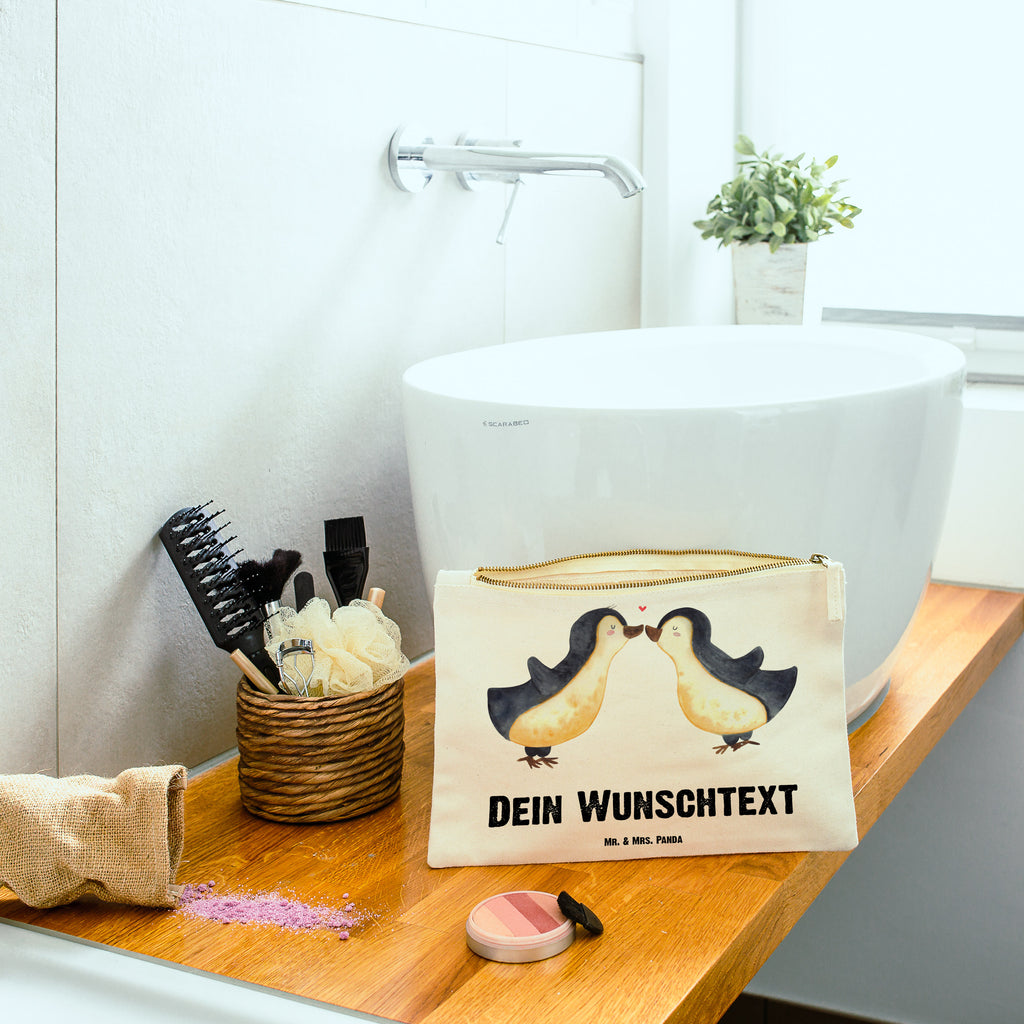 Personalisierte Schminktasche Pinguine Kuss Personalisierte Schminktasche, Personalisierte Kosmetiktasche, Personalisierter Kosmetikbeutel, Personalisiertes Stiftemäppchen, Personalisiertes Etui, Personalisierte Federmappe, Personalisierte Makeup Bag, Personalisiertes Schminketui, Personalisiertes Kosmetiketui, Personalisiertes Schlamperetui, Schminktasche mit Namen, Kosmetiktasche mit Namen, Kosmetikbeutel mit Namen, Stiftemäppchen mit Namen, Etui mit Namen, Federmappe mit Namen, Makeup Bg  mit Namen, Schminketui mit Namen, Kosmetiketui mit Namen, Schlamperetui mit Namen, Schminktasche personalisieren, Schminktasche bedrucken, Schminktasche selbst gestalten, Liebe, Partner, Freund, Freundin, Ehemann, Ehefrau, Heiraten, Verlobung, Heiratsantrag, Liebesgeschenk, Jahrestag, Hocheitstag, Valentinstag, Geschenk für Frauen, Hochzeitstag, Mitbringsel, Geschenk für Freundin, Geschenk für Partner, Liebesbeweis, für Männer, für Ehemann