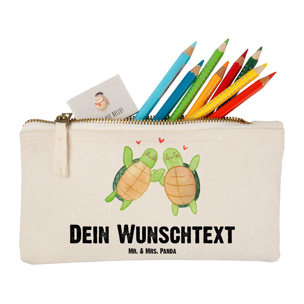 Personalisierte Schminktasche Schildkröten Paar Personalisierte Schminktasche, Personalisierte Kosmetiktasche, Personalisierter Kosmetikbeutel, Personalisiertes Stiftemäppchen, Personalisiertes Etui, Personalisierte Federmappe, Personalisierte Makeup Bag, Personalisiertes Schminketui, Personalisiertes Kosmetiketui, Personalisiertes Schlamperetui, Schminktasche mit Namen, Kosmetiktasche mit Namen, Kosmetikbeutel mit Namen, Stiftemäppchen mit Namen, Etui mit Namen, Federmappe mit Namen, Makeup Bg  mit Namen, Schminketui mit Namen, Kosmetiketui mit Namen, Schlamperetui mit Namen, Schminktasche personalisieren, Schminktasche bedrucken, Schminktasche selbst gestalten, Liebe, Partner, Freund, Freundin, Ehemann, Ehefrau, Heiraten, Verlobung, Heiratsantrag, Liebesgeschenk, Jahrestag, Hocheitstag, Valentinstag, Geschenk für Frauen, Hochzeitstag, Mitbringsel, Geschenk für Freundin, Geschenk für Partner, Liebesbeweis, für Männer, für Ehemann