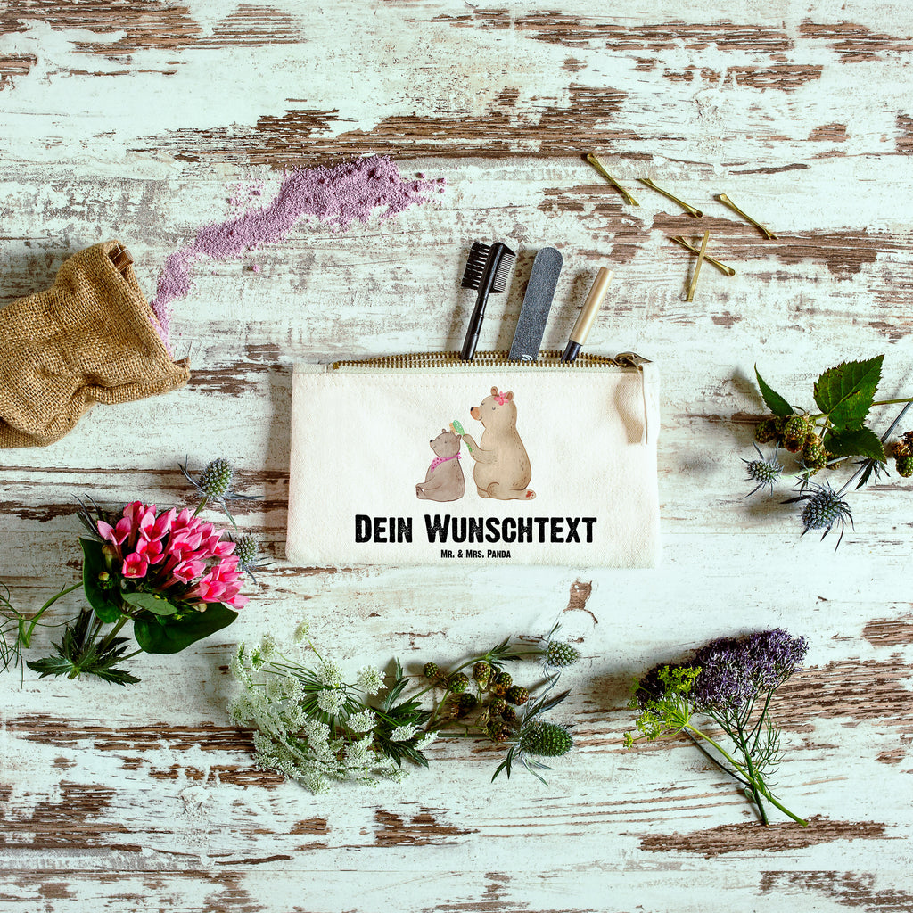 Personalisierte Schminktasche Bär mit Kind Personalisierte Schminktasche, Personalisierte Kosmetiktasche, Personalisierter Kosmetikbeutel, Personalisiertes Stiftemäppchen, Personalisiertes Etui, Personalisierte Federmappe, Personalisierte Makeup Bag, Personalisiertes Schminketui, Personalisiertes Kosmetiketui, Personalisiertes Schlamperetui, Schminktasche mit Namen, Kosmetiktasche mit Namen, Kosmetikbeutel mit Namen, Stiftemäppchen mit Namen, Etui mit Namen, Federmappe mit Namen, Makeup Bg  mit Namen, Schminketui mit Namen, Kosmetiketui mit Namen, Schlamperetui mit Namen, Schminktasche personalisieren, Schminktasche bedrucken, Schminktasche selbst gestalten, Familie, Vatertag, Muttertag, Bruder, Schwester, Mama, Papa, Oma, Opa, Geschenk, Mutti, Mutter
