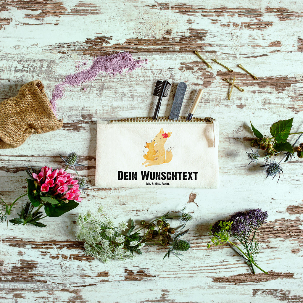 Personalisierte Schminktasche Fuchs Mama & Kind Personalisierte Schminktasche, Personalisierte Kosmetiktasche, Personalisierter Kosmetikbeutel, Personalisiertes Stiftemäppchen, Personalisiertes Etui, Personalisierte Federmappe, Personalisierte Makeup Bag, Personalisiertes Schminketui, Personalisiertes Kosmetiketui, Personalisiertes Schlamperetui, Schminktasche mit Namen, Kosmetiktasche mit Namen, Kosmetikbeutel mit Namen, Stiftemäppchen mit Namen, Etui mit Namen, Federmappe mit Namen, Makeup Bg  mit Namen, Schminketui mit Namen, Kosmetiketui mit Namen, Schlamperetui mit Namen, Schminktasche personalisieren, Schminktasche bedrucken, Schminktasche selbst gestalten, Familie, Vatertag, Muttertag, Bruder, Schwester, Mama, Papa, Oma, Opa, Mutter, Tochter, Lieblingstochter, Beste Tochter, Geschenk