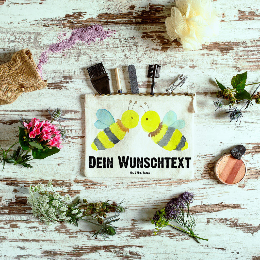 Personalisierte Schminktasche Biene Liebe Personalisierte Schminktasche, Personalisierte Kosmetiktasche, Personalisierter Kosmetikbeutel, Personalisiertes Stiftemäppchen, Personalisiertes Etui, Personalisierte Federmappe, Personalisierte Makeup Bag, Personalisiertes Schminketui, Personalisiertes Kosmetiketui, Personalisiertes Schlamperetui, Schminktasche mit Namen, Kosmetiktasche mit Namen, Kosmetikbeutel mit Namen, Stiftemäppchen mit Namen, Etui mit Namen, Federmappe mit Namen, Makeup Bg  mit Namen, Schminketui mit Namen, Kosmetiketui mit Namen, Schlamperetui mit Namen, Schminktasche personalisieren, Schminktasche bedrucken, Schminktasche selbst gestalten, Biene, Wespe, Hummel