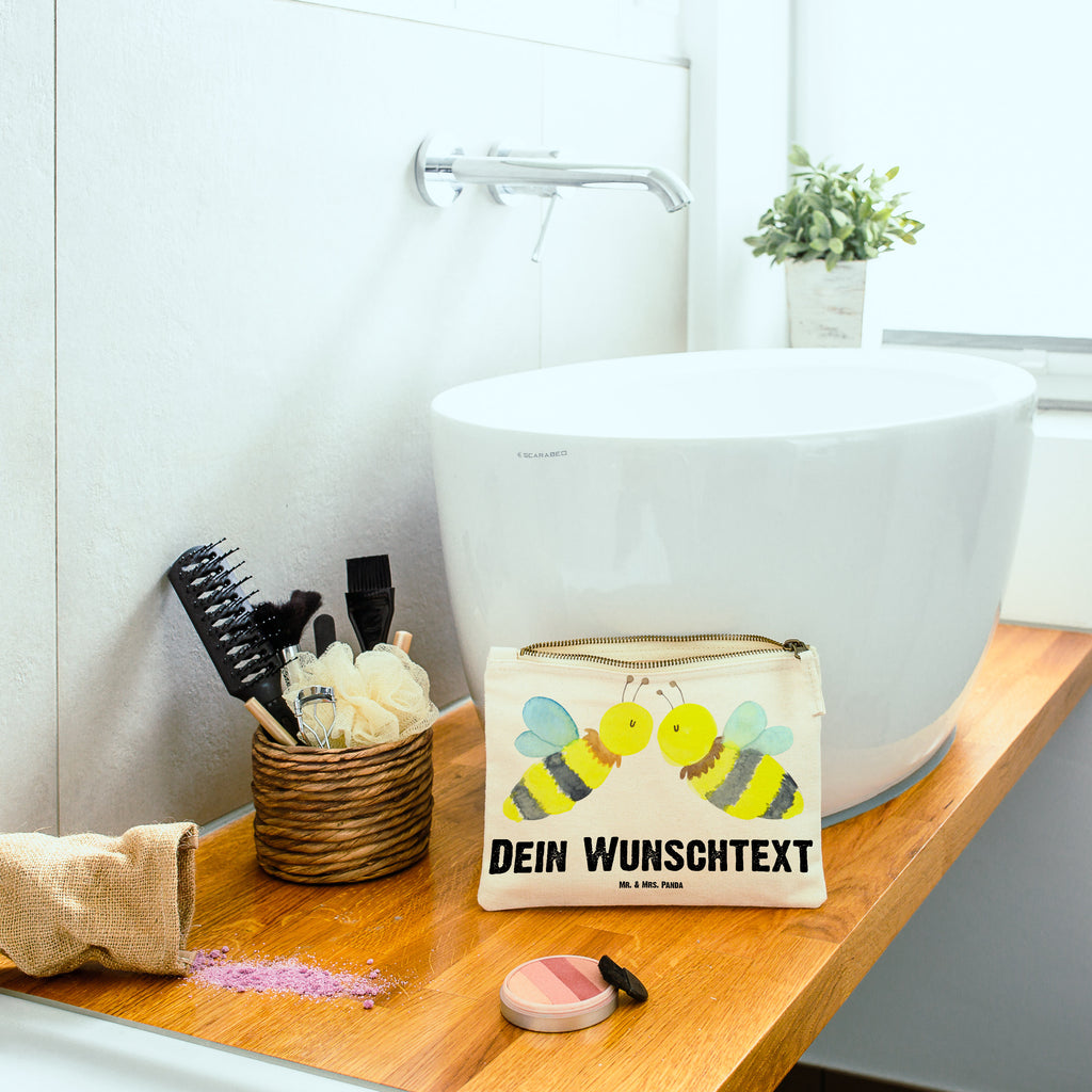 Personalisierte Schminktasche Biene Liebe Personalisierte Schminktasche, Personalisierte Kosmetiktasche, Personalisierter Kosmetikbeutel, Personalisiertes Stiftemäppchen, Personalisiertes Etui, Personalisierte Federmappe, Personalisierte Makeup Bag, Personalisiertes Schminketui, Personalisiertes Kosmetiketui, Personalisiertes Schlamperetui, Schminktasche mit Namen, Kosmetiktasche mit Namen, Kosmetikbeutel mit Namen, Stiftemäppchen mit Namen, Etui mit Namen, Federmappe mit Namen, Makeup Bg  mit Namen, Schminketui mit Namen, Kosmetiketui mit Namen, Schlamperetui mit Namen, Schminktasche personalisieren, Schminktasche bedrucken, Schminktasche selbst gestalten, Biene, Wespe, Hummel