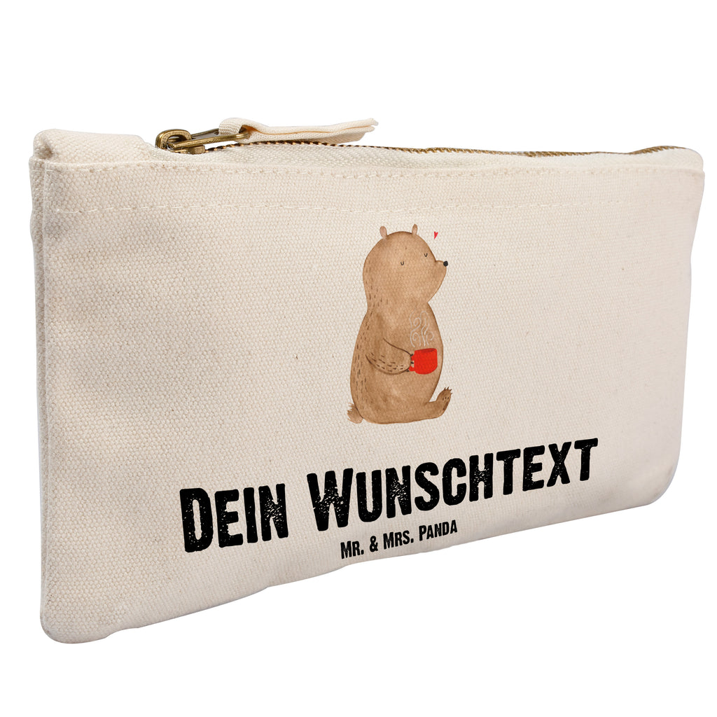 Personalisierte Schminktasche Bär Kaffee Personalisierte Schminktasche, Personalisierte Kosmetiktasche, Personalisierter Kosmetikbeutel, Personalisiertes Stiftemäppchen, Personalisiertes Etui, Personalisierte Federmappe, Personalisierte Makeup Bag, Personalisiertes Schminketui, Personalisiertes Kosmetiketui, Personalisiertes Schlamperetui, Schminktasche mit Namen, Kosmetiktasche mit Namen, Kosmetikbeutel mit Namen, Stiftemäppchen mit Namen, Etui mit Namen, Federmappe mit Namen, Makeup Bg  mit Namen, Schminketui mit Namen, Kosmetiketui mit Namen, Schlamperetui mit Namen, Schminktasche personalisieren, Schminktasche bedrucken, Schminktasche selbst gestalten, Bär, Teddy, Teddybär, Kaffee, Coffee, Bären, guten Morgen, Morgenroutine, Welt erobern, Welt retten, Motivation