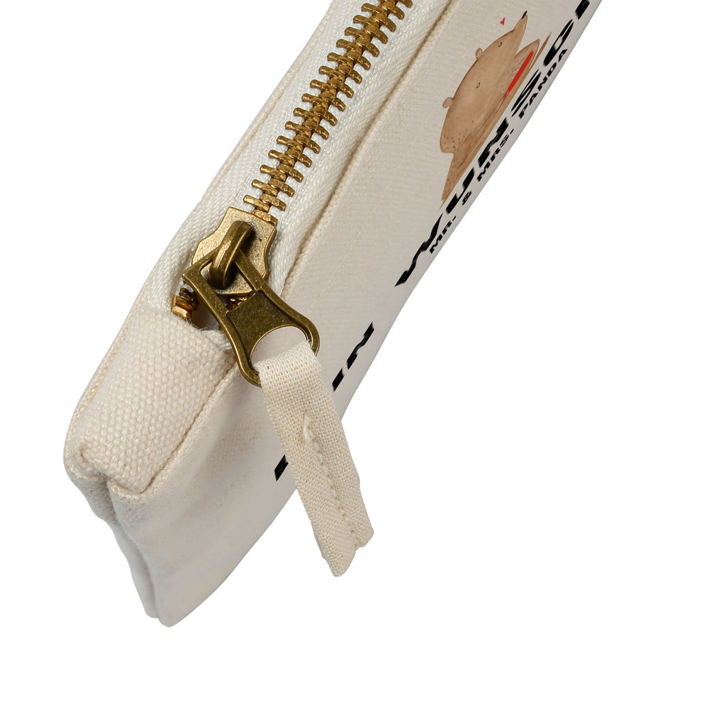 Personalisierte Schminktasche Bär Kaffee Personalisierte Schminktasche, Personalisierte Kosmetiktasche, Personalisierter Kosmetikbeutel, Personalisiertes Stiftemäppchen, Personalisiertes Etui, Personalisierte Federmappe, Personalisierte Makeup Bag, Personalisiertes Schminketui, Personalisiertes Kosmetiketui, Personalisiertes Schlamperetui, Schminktasche mit Namen, Kosmetiktasche mit Namen, Kosmetikbeutel mit Namen, Stiftemäppchen mit Namen, Etui mit Namen, Federmappe mit Namen, Makeup Bg  mit Namen, Schminketui mit Namen, Kosmetiketui mit Namen, Schlamperetui mit Namen, Schminktasche personalisieren, Schminktasche bedrucken, Schminktasche selbst gestalten, Bär, Teddy, Teddybär, Kaffee, Coffee, Bären, guten Morgen, Morgenroutine, Welt erobern, Welt retten, Motivation