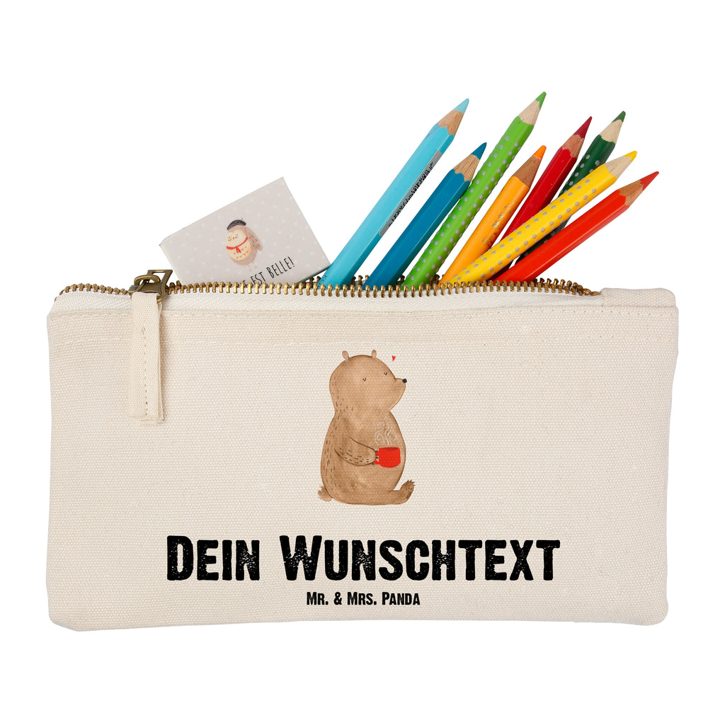 Personalisierte Schminktasche Bär Kaffee Personalisierte Schminktasche, Personalisierte Kosmetiktasche, Personalisierter Kosmetikbeutel, Personalisiertes Stiftemäppchen, Personalisiertes Etui, Personalisierte Federmappe, Personalisierte Makeup Bag, Personalisiertes Schminketui, Personalisiertes Kosmetiketui, Personalisiertes Schlamperetui, Schminktasche mit Namen, Kosmetiktasche mit Namen, Kosmetikbeutel mit Namen, Stiftemäppchen mit Namen, Etui mit Namen, Federmappe mit Namen, Makeup Bg  mit Namen, Schminketui mit Namen, Kosmetiketui mit Namen, Schlamperetui mit Namen, Schminktasche personalisieren, Schminktasche bedrucken, Schminktasche selbst gestalten, Bär, Teddy, Teddybär, Kaffee, Coffee, Bären, guten Morgen, Morgenroutine, Welt erobern, Welt retten, Motivation