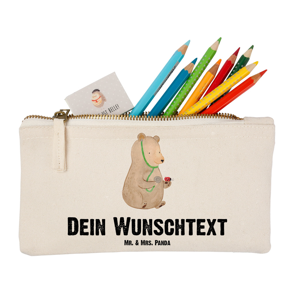 Personalisierte Schminktasche Bär Arzt Personalisierte Schminktasche, Personalisierte Kosmetiktasche, Personalisierter Kosmetikbeutel, Personalisiertes Stiftemäppchen, Personalisiertes Etui, Personalisierte Federmappe, Personalisierte Makeup Bag, Personalisiertes Schminketui, Personalisiertes Kosmetiketui, Personalisiertes Schlamperetui, Schminktasche mit Namen, Kosmetiktasche mit Namen, Kosmetikbeutel mit Namen, Stiftemäppchen mit Namen, Etui mit Namen, Federmappe mit Namen, Makeup Bg  mit Namen, Schminketui mit Namen, Kosmetiketui mit Namen, Schlamperetui mit Namen, Schminktasche personalisieren, Schminktasche bedrucken, Schminktasche selbst gestalten, Bär, Teddy, Teddybär, Arzt, Ärztin, Doktor, Professor, Doktorin, Professorin