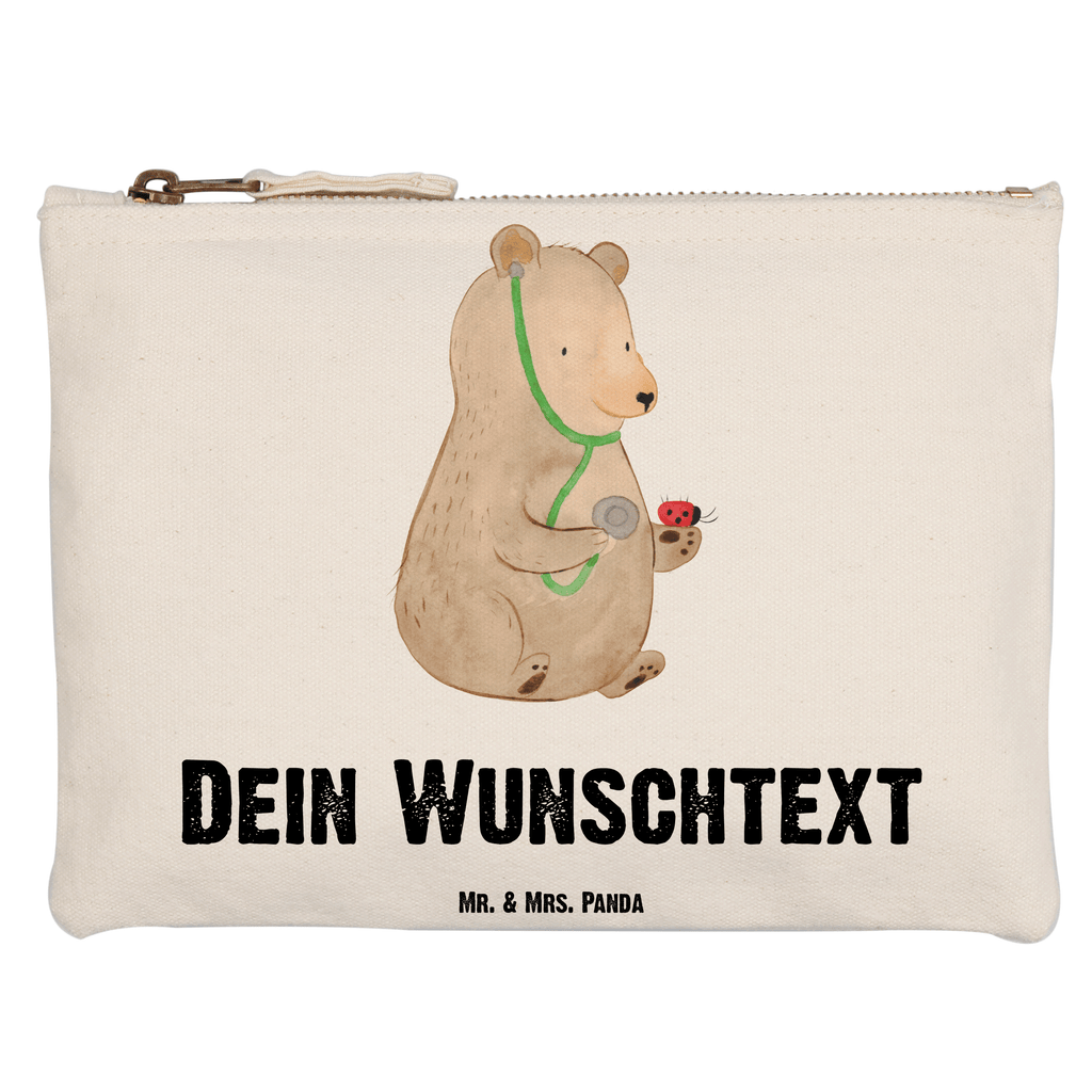 Personalisierte Schminktasche Bär Arzt Personalisierte Schminktasche, Personalisierte Kosmetiktasche, Personalisierter Kosmetikbeutel, Personalisiertes Stiftemäppchen, Personalisiertes Etui, Personalisierte Federmappe, Personalisierte Makeup Bag, Personalisiertes Schminketui, Personalisiertes Kosmetiketui, Personalisiertes Schlamperetui, Schminktasche mit Namen, Kosmetiktasche mit Namen, Kosmetikbeutel mit Namen, Stiftemäppchen mit Namen, Etui mit Namen, Federmappe mit Namen, Makeup Bg  mit Namen, Schminketui mit Namen, Kosmetiketui mit Namen, Schlamperetui mit Namen, Schminktasche personalisieren, Schminktasche bedrucken, Schminktasche selbst gestalten, Bär, Teddy, Teddybär, Arzt, Ärztin, Doktor, Professor, Doktorin, Professorin