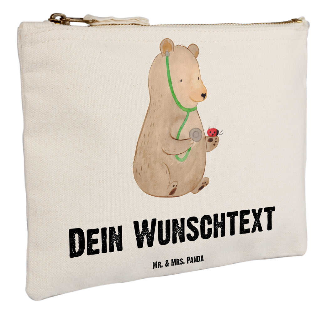 Personalisierte Schminktasche Bär Arzt Personalisierte Schminktasche, Personalisierte Kosmetiktasche, Personalisierter Kosmetikbeutel, Personalisiertes Stiftemäppchen, Personalisiertes Etui, Personalisierte Federmappe, Personalisierte Makeup Bag, Personalisiertes Schminketui, Personalisiertes Kosmetiketui, Personalisiertes Schlamperetui, Schminktasche mit Namen, Kosmetiktasche mit Namen, Kosmetikbeutel mit Namen, Stiftemäppchen mit Namen, Etui mit Namen, Federmappe mit Namen, Makeup Bg  mit Namen, Schminketui mit Namen, Kosmetiketui mit Namen, Schlamperetui mit Namen, Schminktasche personalisieren, Schminktasche bedrucken, Schminktasche selbst gestalten, Bär, Teddy, Teddybär, Arzt, Ärztin, Doktor, Professor, Doktorin, Professorin