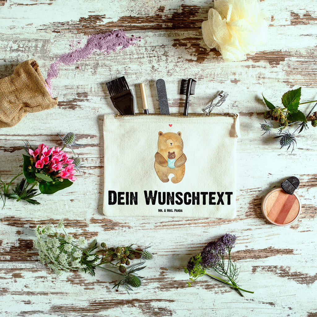 Personalisierte Schminktasche Bär mit Baby Personalisierte Schminktasche, Personalisierte Kosmetiktasche, Personalisierter Kosmetikbeutel, Personalisiertes Stiftemäppchen, Personalisiertes Etui, Personalisierte Federmappe, Personalisierte Makeup Bag, Personalisiertes Schminketui, Personalisiertes Kosmetiketui, Personalisiertes Schlamperetui, Schminktasche mit Namen, Kosmetiktasche mit Namen, Kosmetikbeutel mit Namen, Stiftemäppchen mit Namen, Etui mit Namen, Federmappe mit Namen, Makeup Bg  mit Namen, Schminketui mit Namen, Kosmetiketui mit Namen, Schlamperetui mit Namen, Schminktasche personalisieren, Schminktasche bedrucken, Schminktasche selbst gestalten, Bär, Teddy, Teddybär, Eltern, Mutter, Baby, Taufe, Geburt, Nichte, Neffe, Enkel, Enkelin, Täufling, Geburtstag, Glückwunsch