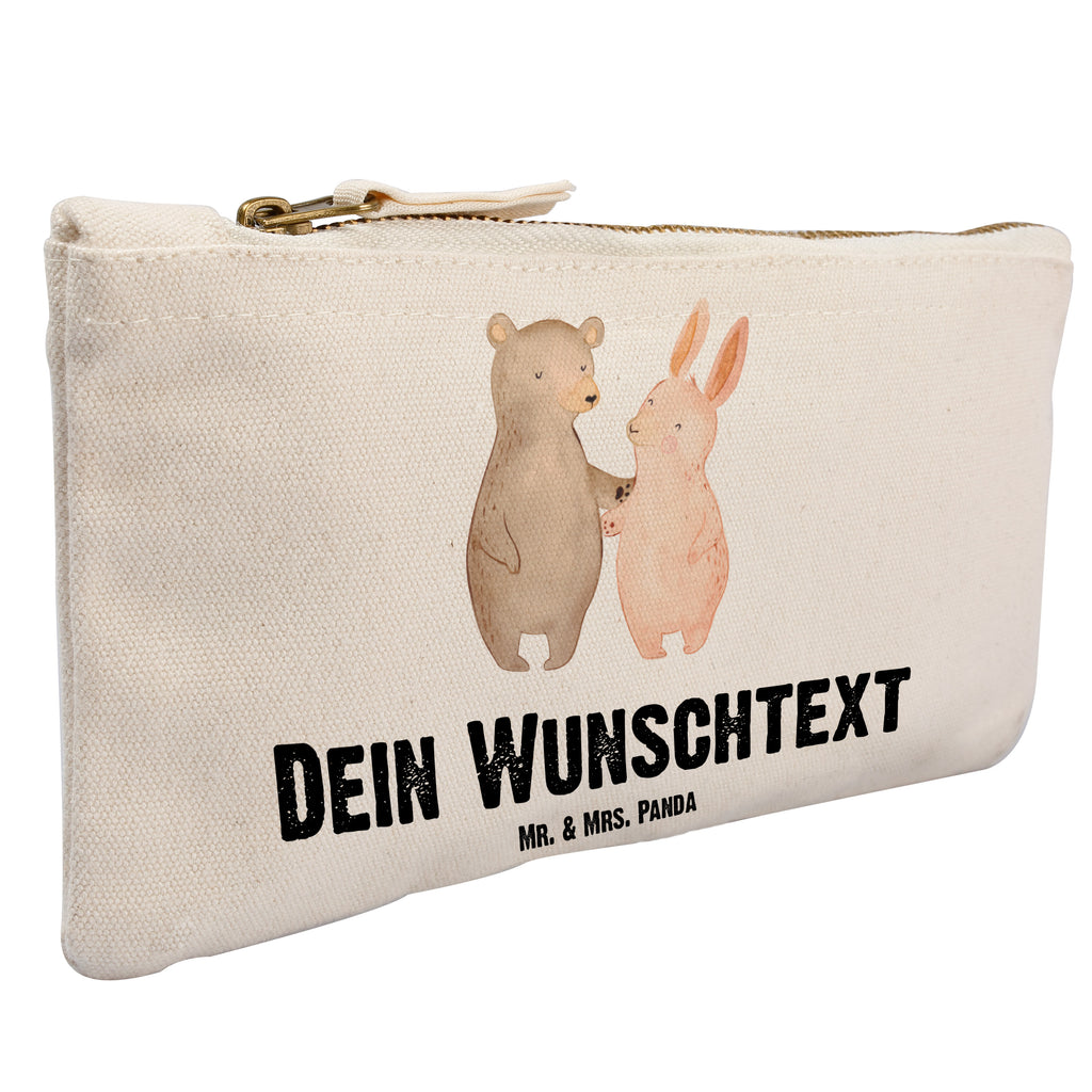 Personalisierte Schminktasche Bär Hase Umarmen Personalisierte Schminktasche, Personalisierte Kosmetiktasche, Personalisierter Kosmetikbeutel, Personalisiertes Stiftemäppchen, Personalisiertes Etui, Personalisierte Federmappe, Personalisierte Makeup Bag, Personalisiertes Schminketui, Personalisiertes Kosmetiketui, Personalisiertes Schlamperetui, Schminktasche mit Namen, Kosmetiktasche mit Namen, Kosmetikbeutel mit Namen, Stiftemäppchen mit Namen, Etui mit Namen, Federmappe mit Namen, Makeup Bg  mit Namen, Schminketui mit Namen, Kosmetiketui mit Namen, Schlamperetui mit Namen, Schminktasche personalisieren, Schminktasche bedrucken, Schminktasche selbst gestalten, Liebe, Partner, Freund, Freundin, Ehemann, Ehefrau, Heiraten, Verlobung, Heiratsantrag, Liebesgeschenk, Jahrestag, Hocheitstag, Freunde, bester Freund, Hase, Bär, Bärchen, best friends