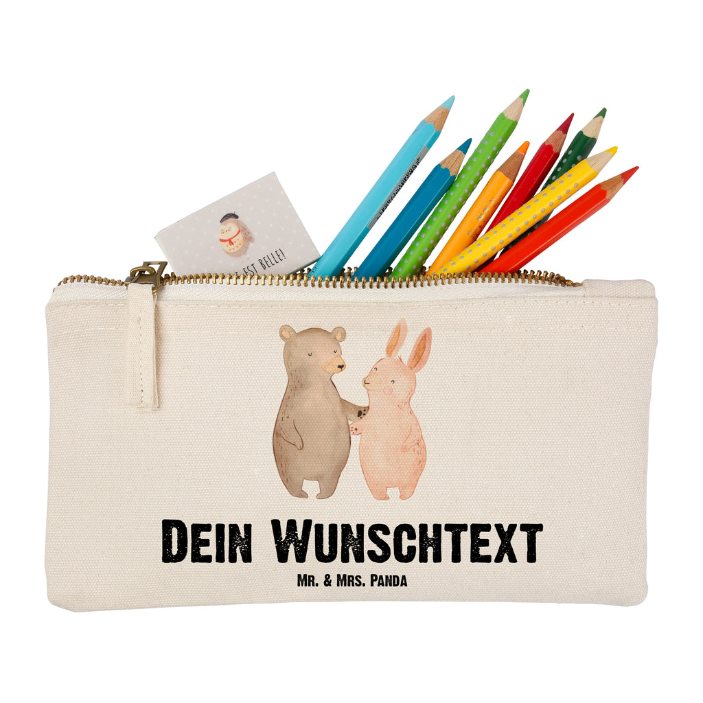 Personalisierte Schminktasche Bär Hase Umarmen Personalisierte Schminktasche, Personalisierte Kosmetiktasche, Personalisierter Kosmetikbeutel, Personalisiertes Stiftemäppchen, Personalisiertes Etui, Personalisierte Federmappe, Personalisierte Makeup Bag, Personalisiertes Schminketui, Personalisiertes Kosmetiketui, Personalisiertes Schlamperetui, Schminktasche mit Namen, Kosmetiktasche mit Namen, Kosmetikbeutel mit Namen, Stiftemäppchen mit Namen, Etui mit Namen, Federmappe mit Namen, Makeup Bg  mit Namen, Schminketui mit Namen, Kosmetiketui mit Namen, Schlamperetui mit Namen, Schminktasche personalisieren, Schminktasche bedrucken, Schminktasche selbst gestalten, Liebe, Partner, Freund, Freundin, Ehemann, Ehefrau, Heiraten, Verlobung, Heiratsantrag, Liebesgeschenk, Jahrestag, Hocheitstag, Freunde, bester Freund, Hase, Bär, Bärchen, best friends