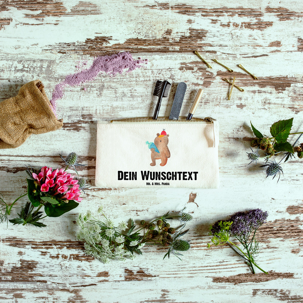 Personalisierte Schminktasche Bär mit Schultüte Personalisierte Schminktasche, Personalisierte Kosmetiktasche, Personalisierter Kosmetikbeutel, Personalisiertes Stiftemäppchen, Personalisiertes Etui, Personalisierte Federmappe, Personalisierte Makeup Bag, Personalisiertes Schminketui, Personalisiertes Kosmetiketui, Personalisiertes Schlamperetui, Schminktasche mit Namen, Kosmetiktasche mit Namen, Kosmetikbeutel mit Namen, Stiftemäppchen mit Namen, Etui mit Namen, Federmappe mit Namen, Makeup Bg  mit Namen, Schminketui mit Namen, Kosmetiketui mit Namen, Schlamperetui mit Namen, Schminktasche personalisieren, Schminktasche bedrucken, Schminktasche selbst gestalten, Bär, Teddy, Teddybär, Bär Motiv, Schultüte, Erster Schultag Geschenk, Einschulung Geschenk, Schule Geschenk, Grundschule, Schulanfang, Schulbeginn