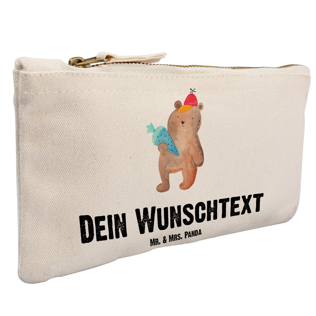 Personalisierte Schminktasche Bär mit Schultüte Personalisierte Schminktasche, Personalisierte Kosmetiktasche, Personalisierter Kosmetikbeutel, Personalisiertes Stiftemäppchen, Personalisiertes Etui, Personalisierte Federmappe, Personalisierte Makeup Bag, Personalisiertes Schminketui, Personalisiertes Kosmetiketui, Personalisiertes Schlamperetui, Schminktasche mit Namen, Kosmetiktasche mit Namen, Kosmetikbeutel mit Namen, Stiftemäppchen mit Namen, Etui mit Namen, Federmappe mit Namen, Makeup Bg  mit Namen, Schminketui mit Namen, Kosmetiketui mit Namen, Schlamperetui mit Namen, Schminktasche personalisieren, Schminktasche bedrucken, Schminktasche selbst gestalten, Bär, Teddy, Teddybär, Bär Motiv, Schultüte, Erster Schultag Geschenk, Einschulung Geschenk, Schule Geschenk, Grundschule, Schulanfang, Schulbeginn
