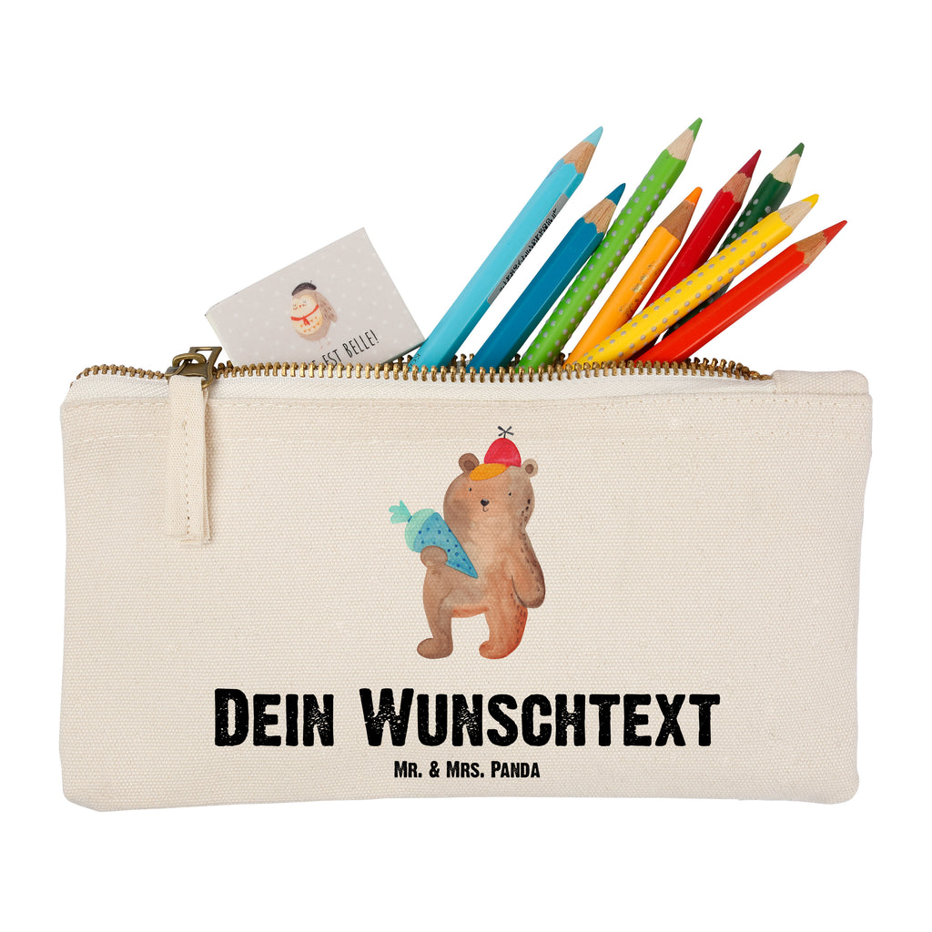 Personalisierte Schminktasche Bär mit Schultüte Personalisierte Schminktasche, Personalisierte Kosmetiktasche, Personalisierter Kosmetikbeutel, Personalisiertes Stiftemäppchen, Personalisiertes Etui, Personalisierte Federmappe, Personalisierte Makeup Bag, Personalisiertes Schminketui, Personalisiertes Kosmetiketui, Personalisiertes Schlamperetui, Schminktasche mit Namen, Kosmetiktasche mit Namen, Kosmetikbeutel mit Namen, Stiftemäppchen mit Namen, Etui mit Namen, Federmappe mit Namen, Makeup Bg  mit Namen, Schminketui mit Namen, Kosmetiketui mit Namen, Schlamperetui mit Namen, Schminktasche personalisieren, Schminktasche bedrucken, Schminktasche selbst gestalten, Bär, Teddy, Teddybär, Bär Motiv, Schultüte, Erster Schultag Geschenk, Einschulung Geschenk, Schule Geschenk, Grundschule, Schulanfang, Schulbeginn