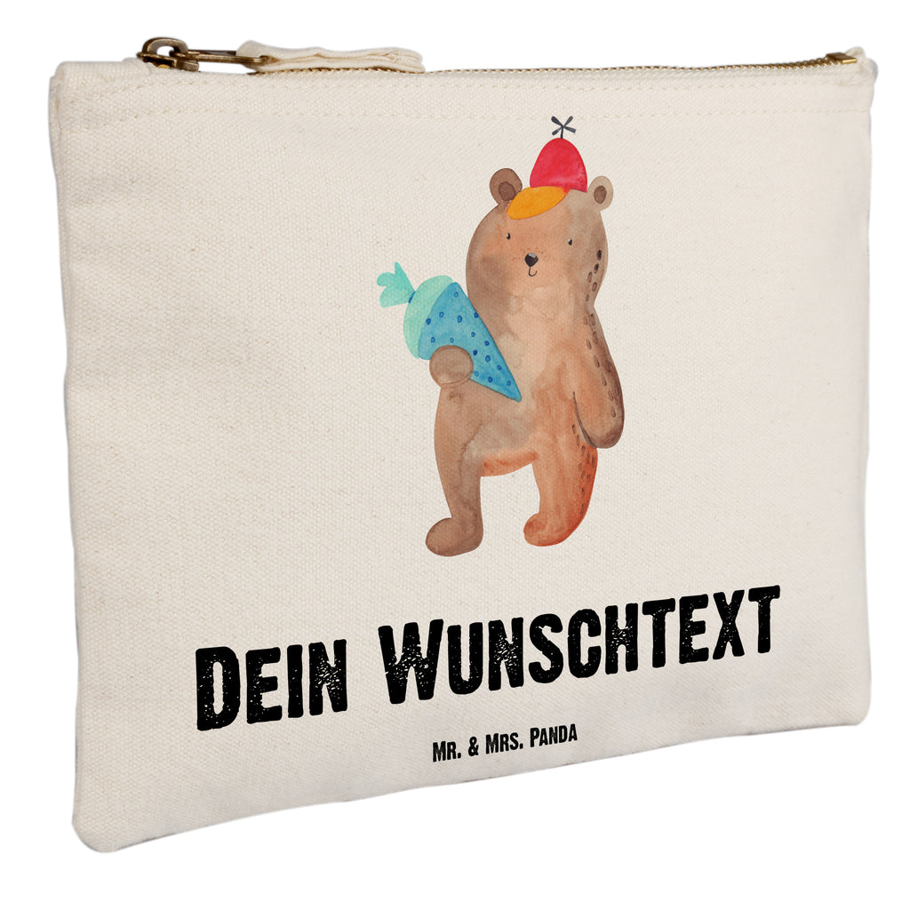 Personalisierte Schminktasche Bär mit Schultüte Personalisierte Schminktasche, Personalisierte Kosmetiktasche, Personalisierter Kosmetikbeutel, Personalisiertes Stiftemäppchen, Personalisiertes Etui, Personalisierte Federmappe, Personalisierte Makeup Bag, Personalisiertes Schminketui, Personalisiertes Kosmetiketui, Personalisiertes Schlamperetui, Schminktasche mit Namen, Kosmetiktasche mit Namen, Kosmetikbeutel mit Namen, Stiftemäppchen mit Namen, Etui mit Namen, Federmappe mit Namen, Makeup Bg  mit Namen, Schminketui mit Namen, Kosmetiketui mit Namen, Schlamperetui mit Namen, Schminktasche personalisieren, Schminktasche bedrucken, Schminktasche selbst gestalten, Bär, Teddy, Teddybär, Bär Motiv, Schultüte, Erster Schultag Geschenk, Einschulung Geschenk, Schule Geschenk, Grundschule, Schulanfang, Schulbeginn