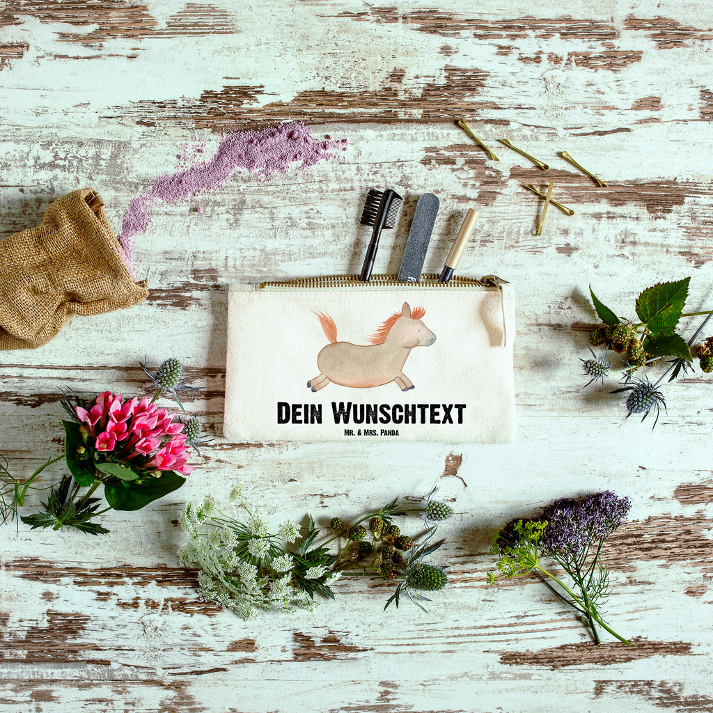 Personalisierte Schminktasche Pferd springt Personalisierte Schminktasche, Personalisierte Kosmetiktasche, Personalisierter Kosmetikbeutel, Personalisiertes Stiftemäppchen, Personalisiertes Etui, Personalisierte Federmappe, Personalisierte Makeup Bag, Personalisiertes Schminketui, Personalisiertes Kosmetiketui, Personalisiertes Schlamperetui, Schminktasche mit Namen, Kosmetiktasche mit Namen, Kosmetikbeutel mit Namen, Stiftemäppchen mit Namen, Etui mit Namen, Federmappe mit Namen, Makeup Bg  mit Namen, Schminketui mit Namen, Kosmetiketui mit Namen, Schlamperetui mit Namen, Schminktasche personalisieren, Schminktasche bedrucken, Schminktasche selbst gestalten, Bauernhof, Hoftiere, Landwirt, Landwirtin, Pferd, Pony, Pferde, Stall, Pferdestall, ausreiten, reiten, Pferdebesitzer
