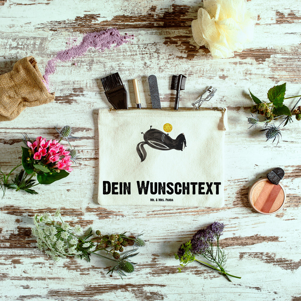 Personalisierte Schminktasche Stinktier Ball Personalisierte Schminktasche, Personalisierte Kosmetiktasche, Personalisierter Kosmetikbeutel, Personalisiertes Stiftemäppchen, Personalisiertes Etui, Personalisierte Federmappe, Personalisierte Makeup Bag, Personalisiertes Schminketui, Personalisiertes Kosmetiketui, Personalisiertes Schlamperetui, Schminktasche mit Namen, Kosmetiktasche mit Namen, Kosmetikbeutel mit Namen, Stiftemäppchen mit Namen, Etui mit Namen, Federmappe mit Namen, Makeup Bg  mit Namen, Schminketui mit Namen, Kosmetiketui mit Namen, Schlamperetui mit Namen, Schminktasche personalisieren, Schminktasche bedrucken, Schminktasche selbst gestalten, Stinktier, Skunk, Wildtier, Raubtier, Stinker, Stinki, verspielt, Weisheit
