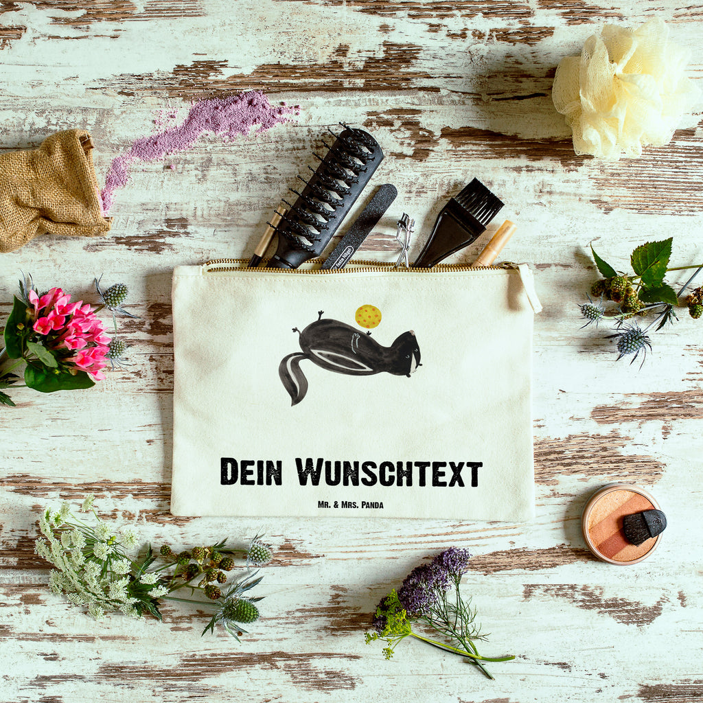 Personalisierte Schminktasche Stinktier Ball Personalisierte Schminktasche, Personalisierte Kosmetiktasche, Personalisierter Kosmetikbeutel, Personalisiertes Stiftemäppchen, Personalisiertes Etui, Personalisierte Federmappe, Personalisierte Makeup Bag, Personalisiertes Schminketui, Personalisiertes Kosmetiketui, Personalisiertes Schlamperetui, Schminktasche mit Namen, Kosmetiktasche mit Namen, Kosmetikbeutel mit Namen, Stiftemäppchen mit Namen, Etui mit Namen, Federmappe mit Namen, Makeup Bg  mit Namen, Schminketui mit Namen, Kosmetiketui mit Namen, Schlamperetui mit Namen, Schminktasche personalisieren, Schminktasche bedrucken, Schminktasche selbst gestalten, Stinktier, Skunk, Wildtier, Raubtier, Stinker, Stinki, verspielt, Weisheit