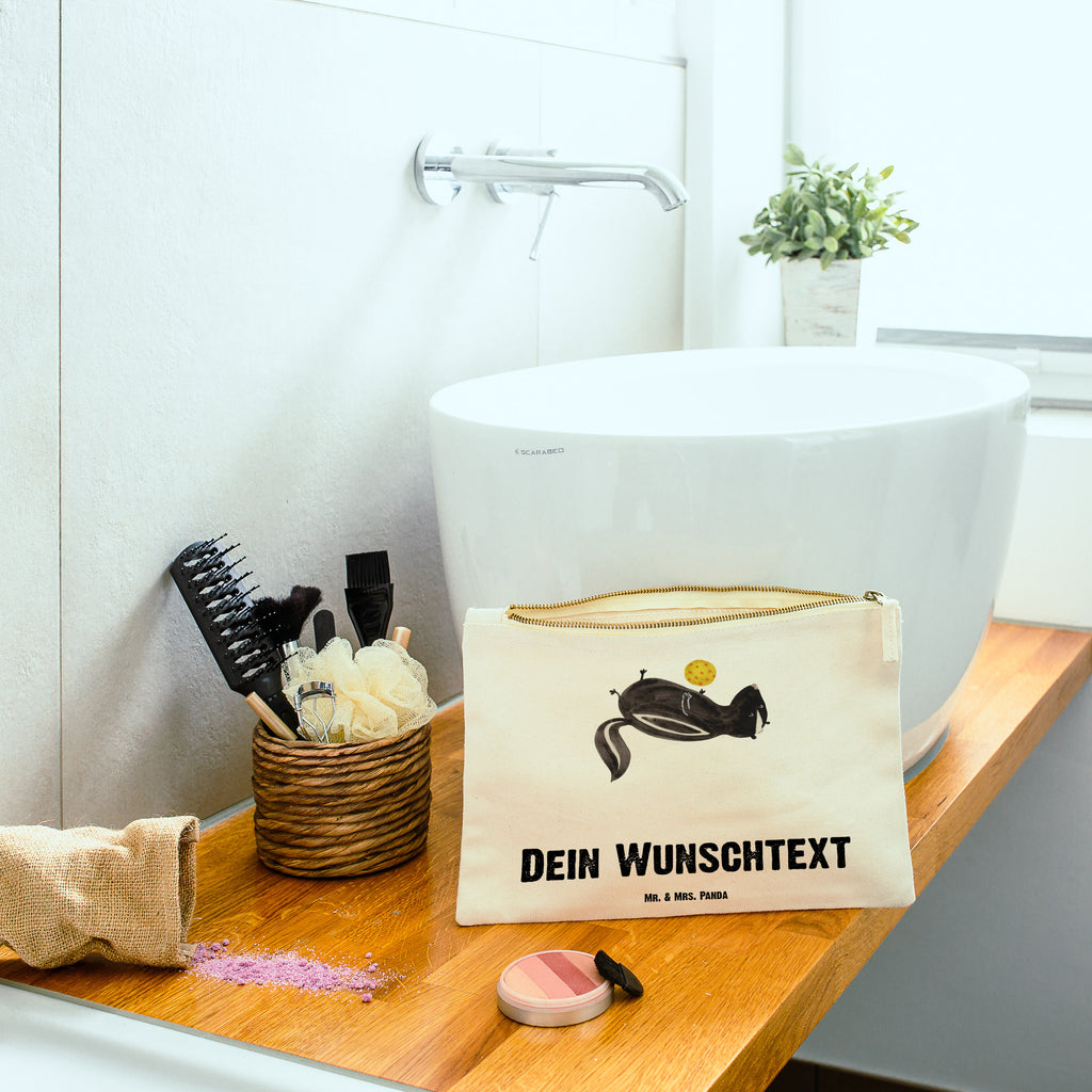Personalisierte Schminktasche Stinktier Ball Personalisierte Schminktasche, Personalisierte Kosmetiktasche, Personalisierter Kosmetikbeutel, Personalisiertes Stiftemäppchen, Personalisiertes Etui, Personalisierte Federmappe, Personalisierte Makeup Bag, Personalisiertes Schminketui, Personalisiertes Kosmetiketui, Personalisiertes Schlamperetui, Schminktasche mit Namen, Kosmetiktasche mit Namen, Kosmetikbeutel mit Namen, Stiftemäppchen mit Namen, Etui mit Namen, Federmappe mit Namen, Makeup Bg  mit Namen, Schminketui mit Namen, Kosmetiketui mit Namen, Schlamperetui mit Namen, Schminktasche personalisieren, Schminktasche bedrucken, Schminktasche selbst gestalten, Stinktier, Skunk, Wildtier, Raubtier, Stinker, Stinki, verspielt, Weisheit