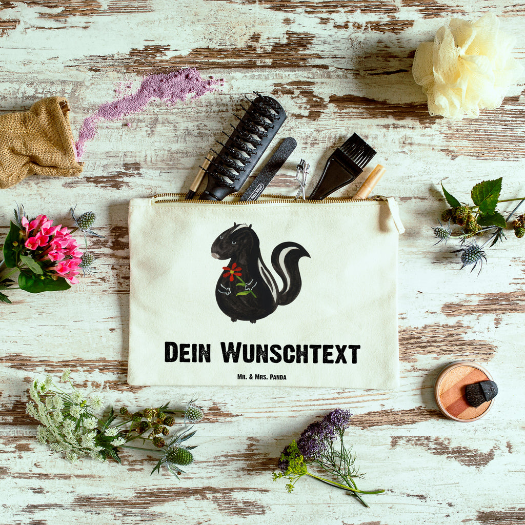 Personalisierte Schminktasche Stinktier Blume Personalisierte Schminktasche, Personalisierte Kosmetiktasche, Personalisierter Kosmetikbeutel, Personalisiertes Stiftemäppchen, Personalisiertes Etui, Personalisierte Federmappe, Personalisierte Makeup Bag, Personalisiertes Schminketui, Personalisiertes Kosmetiketui, Personalisiertes Schlamperetui, Schminktasche mit Namen, Kosmetiktasche mit Namen, Kosmetikbeutel mit Namen, Stiftemäppchen mit Namen, Etui mit Namen, Federmappe mit Namen, Makeup Bg  mit Namen, Schminketui mit Namen, Kosmetiketui mit Namen, Schlamperetui mit Namen, Schminktasche personalisieren, Schminktasche bedrucken, Schminktasche selbst gestalten, Stinktier, Skunk, Wildtier, Raubtier, Stinker, Stinki, Tagträumer, verträumt, Dreams, Träume