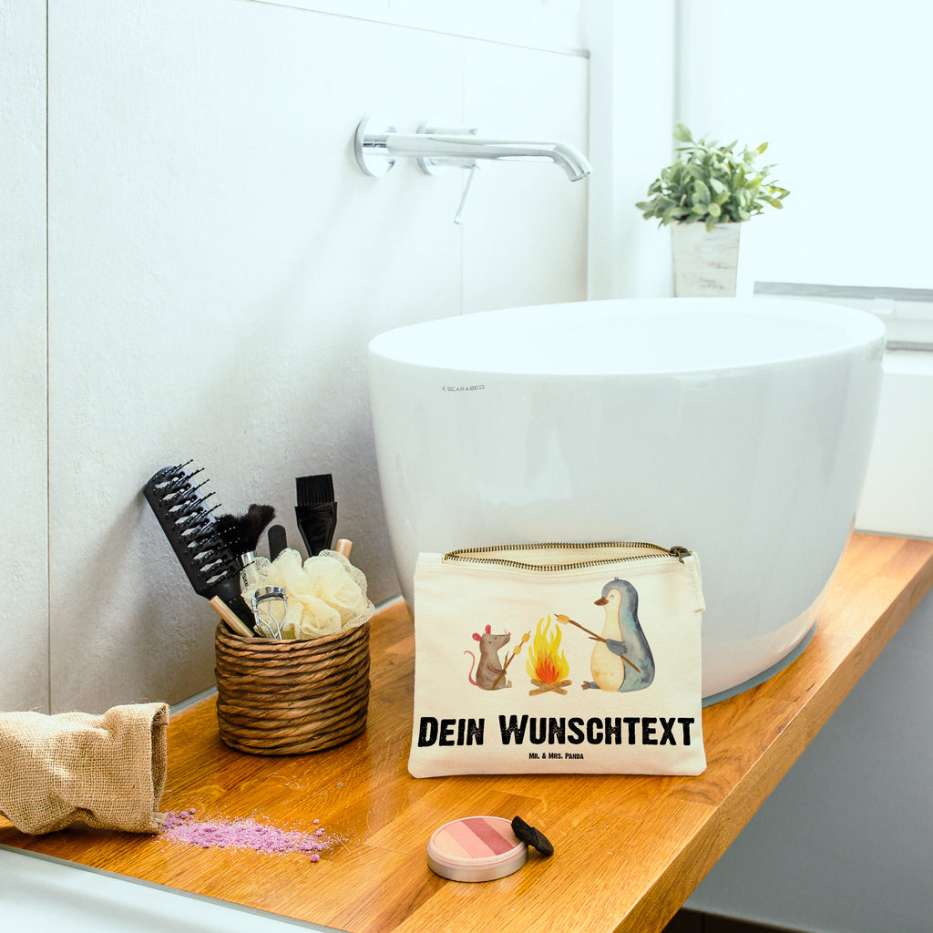 Personalisierte Schminktasche Pinguin Lagerfeuer Personalisierte Schminktasche, Personalisierte Kosmetiktasche, Personalisierter Kosmetikbeutel, Personalisiertes Stiftemäppchen, Personalisiertes Etui, Personalisierte Federmappe, Personalisierte Makeup Bag, Personalisiertes Schminketui, Personalisiertes Kosmetiketui, Personalisiertes Schlamperetui, Schminktasche mit Namen, Kosmetiktasche mit Namen, Kosmetikbeutel mit Namen, Stiftemäppchen mit Namen, Etui mit Namen, Federmappe mit Namen, Makeup Bg  mit Namen, Schminketui mit Namen, Kosmetiketui mit Namen, Schlamperetui mit Namen, Schminktasche personalisieren, Schminktasche bedrucken, Schminktasche selbst gestalten, Pinguin, Maus, Pinguine, Lagerfeuer, Leben, Arbeit, Job, Motivation, Büro, Büroalltag, Lebensspruch, Lebensmotivation, Neustart, Liebe, grillen, Feuer, Marshmallows