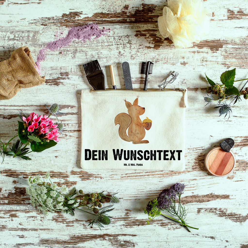Personalisierte Schminktasche Eichhörnchen Weihnachten Personalisierte Schminktasche, Personalisierte Kosmetiktasche, Personalisierter Kosmetikbeutel, Personalisiertes Stiftemäppchen, Personalisiertes Etui, Personalisierte Federmappe, Personalisierte Makeup Bag, Personalisiertes Schminketui, Personalisiertes Kosmetiketui, Personalisiertes Schlamperetui, Schminktasche mit Namen, Kosmetiktasche mit Namen, Kosmetikbeutel mit Namen, Stiftemäppchen mit Namen, Etui mit Namen, Federmappe mit Namen, Makeup Bg  mit Namen, Schminketui mit Namen, Kosmetiketui mit Namen, Schlamperetui mit Namen, Schminktasche personalisieren, Schminktasche bedrucken, Schminktasche selbst gestalten, Winter, Weihnachten, Weihnachtsdeko, Nikolaus, Advent, Heiligabend, Wintermotiv, Frohe Weihnachten, Frohes neues Jahr, Guten Rutsch, Weihnachtsmotiv, Weihnachtsgruß, Neujahr, Vogel
