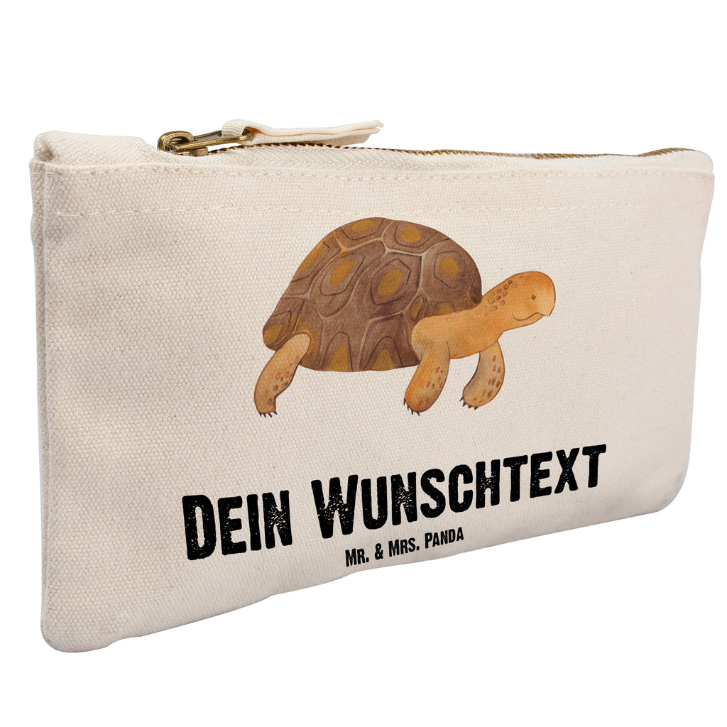 Personalisierte Schminktasche Schildkröte marschiert Personalisierte Schminktasche, Personalisierte Kosmetiktasche, Personalisierter Kosmetikbeutel, Personalisiertes Stiftemäppchen, Personalisiertes Etui, Personalisierte Federmappe, Personalisierte Makeup Bag, Personalisiertes Schminketui, Personalisiertes Kosmetiketui, Personalisiertes Schlamperetui, Schminktasche mit Namen, Kosmetiktasche mit Namen, Kosmetikbeutel mit Namen, Stiftemäppchen mit Namen, Etui mit Namen, Federmappe mit Namen, Makeup Bg  mit Namen, Schminketui mit Namen, Kosmetiketui mit Namen, Schlamperetui mit Namen, Schminktasche personalisieren, Schminktasche bedrucken, Schminktasche selbst gestalten, Meerestiere, Meer, Urlaub, Schildkröte, Schildkröten, get lost, Abenteuer, Reiselust, Inspiration, Neustart, Motivation, Lieblingsmensch