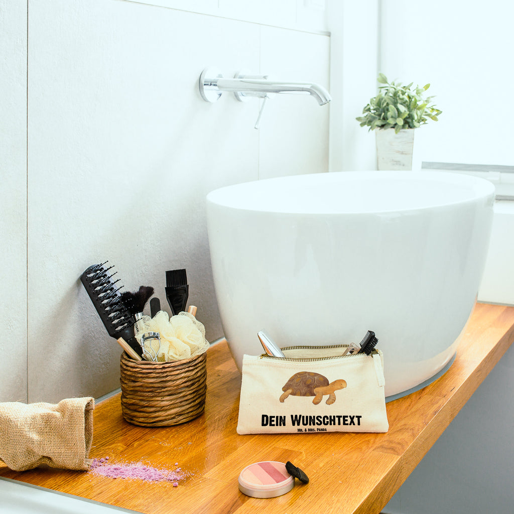 Personalisierte Schminktasche Schildkröte marschiert Personalisierte Schminktasche, Personalisierte Kosmetiktasche, Personalisierter Kosmetikbeutel, Personalisiertes Stiftemäppchen, Personalisiertes Etui, Personalisierte Federmappe, Personalisierte Makeup Bag, Personalisiertes Schminketui, Personalisiertes Kosmetiketui, Personalisiertes Schlamperetui, Schminktasche mit Namen, Kosmetiktasche mit Namen, Kosmetikbeutel mit Namen, Stiftemäppchen mit Namen, Etui mit Namen, Federmappe mit Namen, Makeup Bg  mit Namen, Schminketui mit Namen, Kosmetiketui mit Namen, Schlamperetui mit Namen, Schminktasche personalisieren, Schminktasche bedrucken, Schminktasche selbst gestalten, Meerestiere, Meer, Urlaub, Schildkröte, Schildkröten, get lost, Abenteuer, Reiselust, Inspiration, Neustart, Motivation, Lieblingsmensch