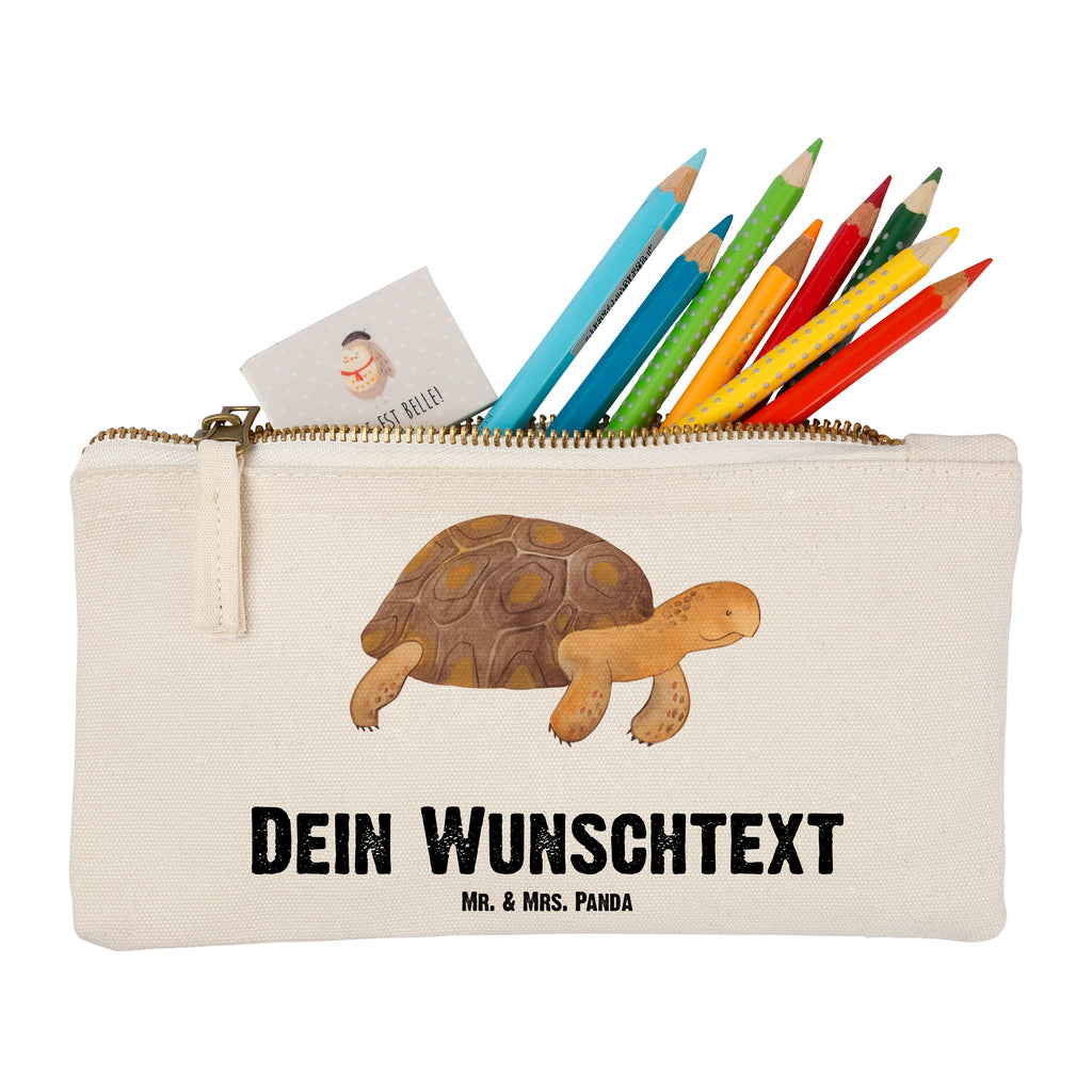 Personalisierte Schminktasche Schildkröte marschiert Personalisierte Schminktasche, Personalisierte Kosmetiktasche, Personalisierter Kosmetikbeutel, Personalisiertes Stiftemäppchen, Personalisiertes Etui, Personalisierte Federmappe, Personalisierte Makeup Bag, Personalisiertes Schminketui, Personalisiertes Kosmetiketui, Personalisiertes Schlamperetui, Schminktasche mit Namen, Kosmetiktasche mit Namen, Kosmetikbeutel mit Namen, Stiftemäppchen mit Namen, Etui mit Namen, Federmappe mit Namen, Makeup Bg  mit Namen, Schminketui mit Namen, Kosmetiketui mit Namen, Schlamperetui mit Namen, Schminktasche personalisieren, Schminktasche bedrucken, Schminktasche selbst gestalten, Meerestiere, Meer, Urlaub, Schildkröte, Schildkröten, get lost, Abenteuer, Reiselust, Inspiration, Neustart, Motivation, Lieblingsmensch