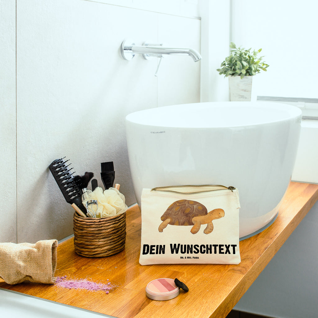 Personalisierte Schminktasche Schildkröte marschiert Personalisierte Schminktasche, Personalisierte Kosmetiktasche, Personalisierter Kosmetikbeutel, Personalisiertes Stiftemäppchen, Personalisiertes Etui, Personalisierte Federmappe, Personalisierte Makeup Bag, Personalisiertes Schminketui, Personalisiertes Kosmetiketui, Personalisiertes Schlamperetui, Schminktasche mit Namen, Kosmetiktasche mit Namen, Kosmetikbeutel mit Namen, Stiftemäppchen mit Namen, Etui mit Namen, Federmappe mit Namen, Makeup Bg  mit Namen, Schminketui mit Namen, Kosmetiketui mit Namen, Schlamperetui mit Namen, Schminktasche personalisieren, Schminktasche bedrucken, Schminktasche selbst gestalten, Meerestiere, Meer, Urlaub, Schildkröte, Schildkröten, get lost, Abenteuer, Reiselust, Inspiration, Neustart, Motivation, Lieblingsmensch
