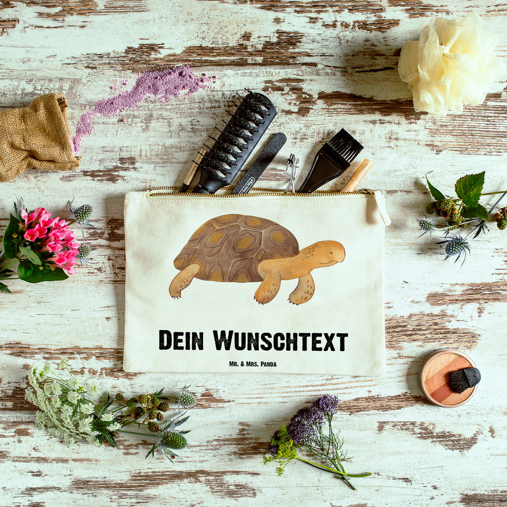 Personalisierte Schminktasche Schildkröte marschiert Personalisierte Schminktasche, Personalisierte Kosmetiktasche, Personalisierter Kosmetikbeutel, Personalisiertes Stiftemäppchen, Personalisiertes Etui, Personalisierte Federmappe, Personalisierte Makeup Bag, Personalisiertes Schminketui, Personalisiertes Kosmetiketui, Personalisiertes Schlamperetui, Schminktasche mit Namen, Kosmetiktasche mit Namen, Kosmetikbeutel mit Namen, Stiftemäppchen mit Namen, Etui mit Namen, Federmappe mit Namen, Makeup Bg  mit Namen, Schminketui mit Namen, Kosmetiketui mit Namen, Schlamperetui mit Namen, Schminktasche personalisieren, Schminktasche bedrucken, Schminktasche selbst gestalten, Meerestiere, Meer, Urlaub, Schildkröte, Schildkröten, get lost, Abenteuer, Reiselust, Inspiration, Neustart, Motivation, Lieblingsmensch