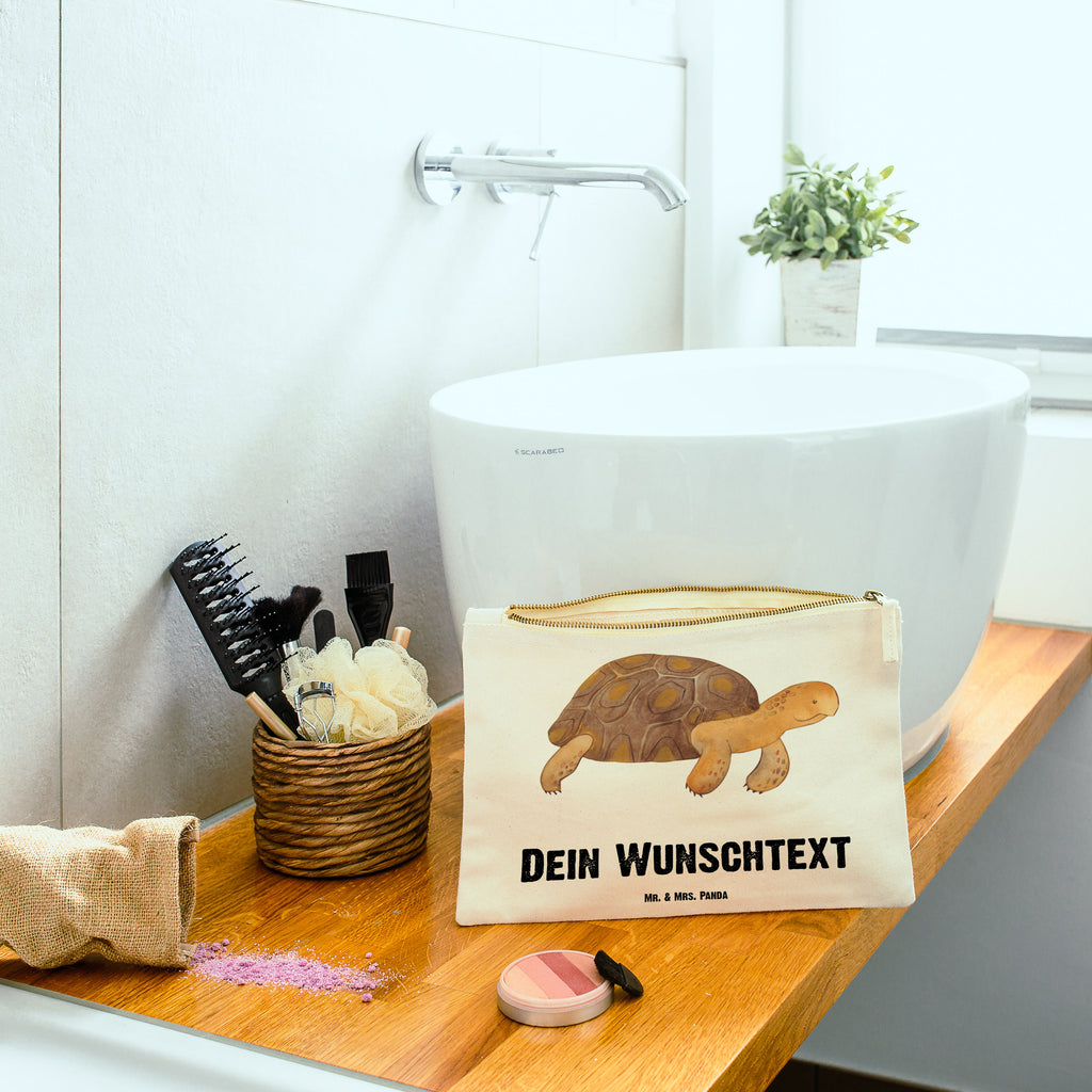 Personalisierte Schminktasche Schildkröte marschiert Personalisierte Schminktasche, Personalisierte Kosmetiktasche, Personalisierter Kosmetikbeutel, Personalisiertes Stiftemäppchen, Personalisiertes Etui, Personalisierte Federmappe, Personalisierte Makeup Bag, Personalisiertes Schminketui, Personalisiertes Kosmetiketui, Personalisiertes Schlamperetui, Schminktasche mit Namen, Kosmetiktasche mit Namen, Kosmetikbeutel mit Namen, Stiftemäppchen mit Namen, Etui mit Namen, Federmappe mit Namen, Makeup Bg  mit Namen, Schminketui mit Namen, Kosmetiketui mit Namen, Schlamperetui mit Namen, Schminktasche personalisieren, Schminktasche bedrucken, Schminktasche selbst gestalten, Meerestiere, Meer, Urlaub, Schildkröte, Schildkröten, get lost, Abenteuer, Reiselust, Inspiration, Neustart, Motivation, Lieblingsmensch