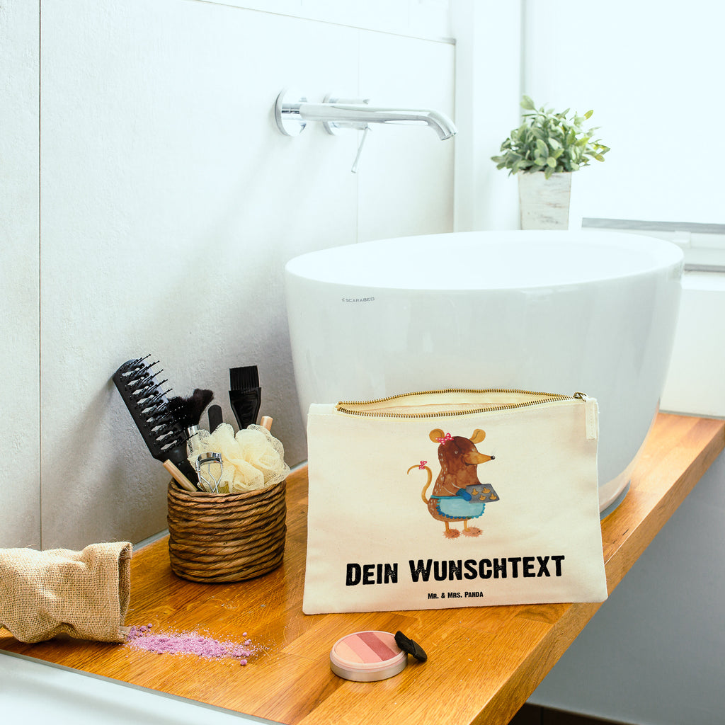 Personalisierte Schminktasche Maus Kekse Personalisierte Schminktasche, Personalisierte Kosmetiktasche, Personalisierter Kosmetikbeutel, Personalisiertes Stiftemäppchen, Personalisiertes Etui, Personalisierte Federmappe, Personalisierte Makeup Bag, Personalisiertes Schminketui, Personalisiertes Kosmetiketui, Personalisiertes Schlamperetui, Schminktasche mit Namen, Kosmetiktasche mit Namen, Kosmetikbeutel mit Namen, Stiftemäppchen mit Namen, Etui mit Namen, Federmappe mit Namen, Makeup Bg  mit Namen, Schminketui mit Namen, Kosmetiketui mit Namen, Schlamperetui mit Namen, Schminktasche personalisieren, Schminktasche bedrucken, Schminktasche selbst gestalten, Winter, Weihnachten, Weihnachtsdeko, Nikolaus, Advent, Heiligabend, Wintermotiv, Maus, Kekse, backen, Weihnachtskekse, Plätzchen, Weihnachtsbäckerei, Chaosqueen