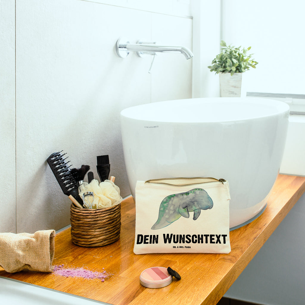 Personalisierte Schminktasche Seekuh chillt Personalisierte Schminktasche, Personalisierte Kosmetiktasche, Personalisierter Kosmetikbeutel, Personalisiertes Stiftemäppchen, Personalisiertes Etui, Personalisierte Federmappe, Personalisierte Makeup Bag, Personalisiertes Schminketui, Personalisiertes Kosmetiketui, Personalisiertes Schlamperetui, Schminktasche mit Namen, Kosmetiktasche mit Namen, Kosmetikbeutel mit Namen, Stiftemäppchen mit Namen, Etui mit Namen, Federmappe mit Namen, Makeup Bg  mit Namen, Schminketui mit Namen, Kosmetiketui mit Namen, Schlamperetui mit Namen, Schminktasche personalisieren, Schminktasche bedrucken, Schminktasche selbst gestalten, Meerestiere, Meer, Urlaub, Seekuh, Seekühe, Diät, Abnehmen, Zucker, Diätwahn, Essen, Süßigkeiten