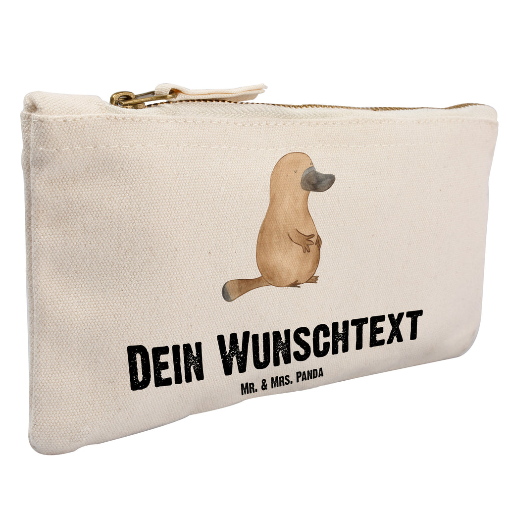 Personalisierte Schminktasche Schnabeltier mutig Personalisierte Schminktasche, Personalisierte Kosmetiktasche, Personalisierter Kosmetikbeutel, Personalisiertes Stiftemäppchen, Personalisiertes Etui, Personalisierte Federmappe, Personalisierte Makeup Bag, Personalisiertes Schminketui, Personalisiertes Kosmetiketui, Personalisiertes Schlamperetui, Schminktasche mit Namen, Kosmetiktasche mit Namen, Kosmetikbeutel mit Namen, Stiftemäppchen mit Namen, Etui mit Namen, Federmappe mit Namen, Makeup Bg  mit Namen, Schminketui mit Namen, Kosmetiketui mit Namen, Schlamperetui mit Namen, Schminktasche personalisieren, Schminktasche bedrucken, Schminktasche selbst gestalten, Meerestiere, Meer, Urlaub, Schnabeltier, Mut, mutig, Lebensweisheit, Schnabeltiere, Motivation, Training, Büro, Arbeit, Neuanfang, Neustart, Weltreise, Raodtrip