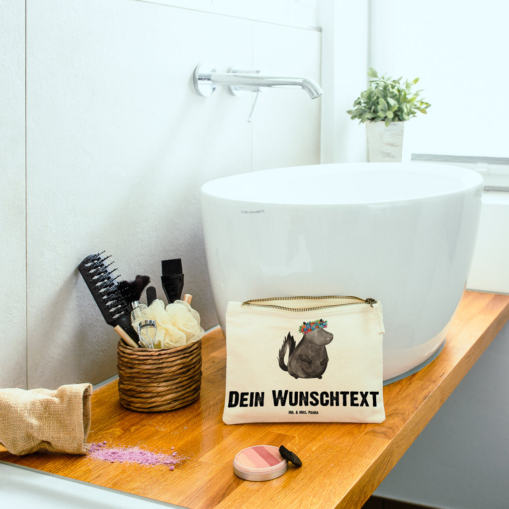 Personalisierte Schminktasche Stinktier Blumenmaedchen Personalisierte Schminktasche, Personalisierte Kosmetiktasche, Personalisierter Kosmetikbeutel, Personalisiertes Stiftemäppchen, Personalisiertes Etui, Personalisierte Federmappe, Personalisierte Makeup Bag, Personalisiertes Schminketui, Personalisiertes Kosmetiketui, Personalisiertes Schlamperetui, Schminktasche mit Namen, Kosmetiktasche mit Namen, Kosmetikbeutel mit Namen, Stiftemäppchen mit Namen, Etui mit Namen, Federmappe mit Namen, Makeup Bg  mit Namen, Schminketui mit Namen, Kosmetiketui mit Namen, Schlamperetui mit Namen, Schminktasche personalisieren, Schminktasche bedrucken, Schminktasche selbst gestalten, Stinktier, Skunk, Wildtier, Raubtier, Stinker, Stinki, Yoga, Namaste, Lebe, Liebe, Lache
