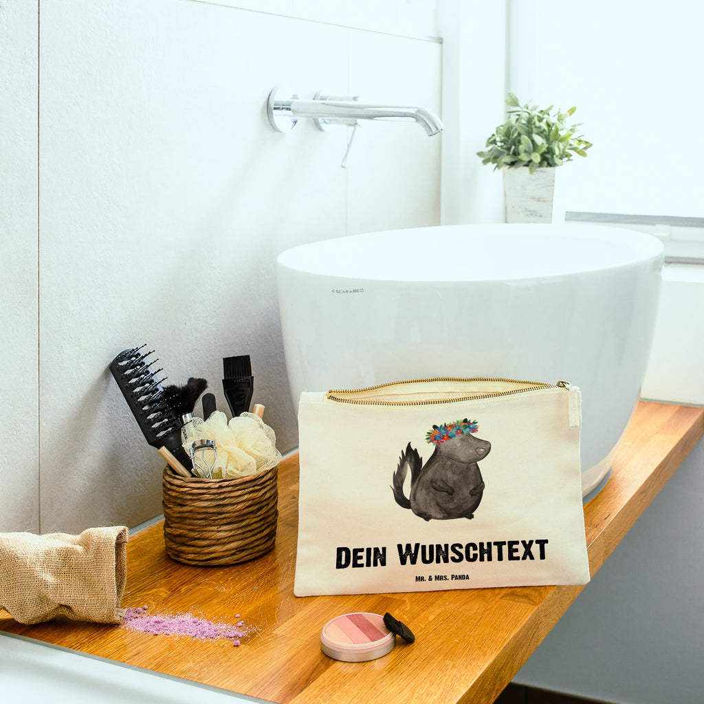Personalisierte Schminktasche Stinktier Blumenmaedchen Personalisierte Schminktasche, Personalisierte Kosmetiktasche, Personalisierter Kosmetikbeutel, Personalisiertes Stiftemäppchen, Personalisiertes Etui, Personalisierte Federmappe, Personalisierte Makeup Bag, Personalisiertes Schminketui, Personalisiertes Kosmetiketui, Personalisiertes Schlamperetui, Schminktasche mit Namen, Kosmetiktasche mit Namen, Kosmetikbeutel mit Namen, Stiftemäppchen mit Namen, Etui mit Namen, Federmappe mit Namen, Makeup Bg  mit Namen, Schminketui mit Namen, Kosmetiketui mit Namen, Schlamperetui mit Namen, Schminktasche personalisieren, Schminktasche bedrucken, Schminktasche selbst gestalten, Stinktier, Skunk, Wildtier, Raubtier, Stinker, Stinki, Yoga, Namaste, Lebe, Liebe, Lache
