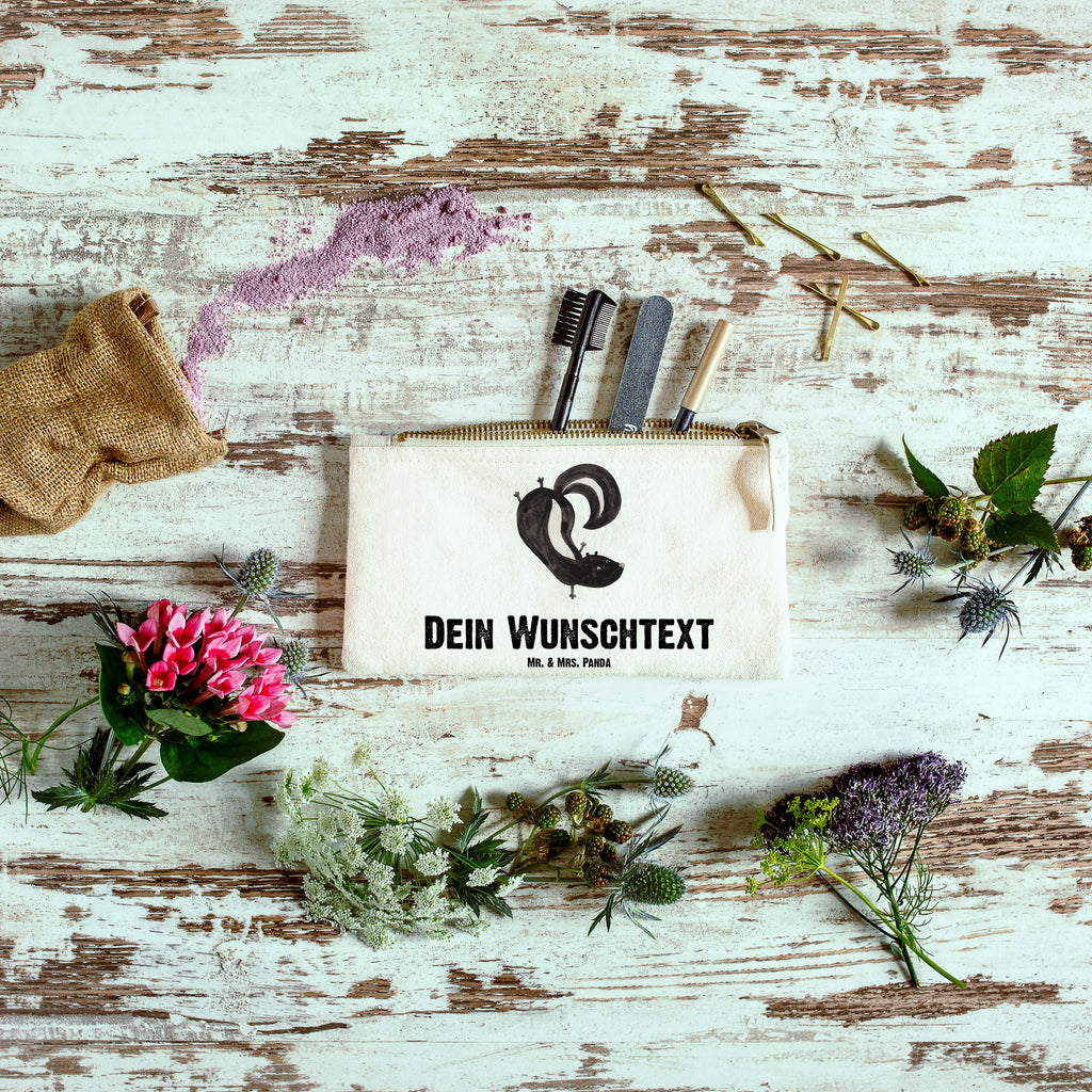 Personalisierte Schminktasche Stinktier Handstand Personalisierte Schminktasche, Personalisierte Kosmetiktasche, Personalisierter Kosmetikbeutel, Personalisiertes Stiftemäppchen, Personalisiertes Etui, Personalisierte Federmappe, Personalisierte Makeup Bag, Personalisiertes Schminketui, Personalisiertes Kosmetiketui, Personalisiertes Schlamperetui, Schminktasche mit Namen, Kosmetiktasche mit Namen, Kosmetikbeutel mit Namen, Stiftemäppchen mit Namen, Etui mit Namen, Federmappe mit Namen, Makeup Bg  mit Namen, Schminketui mit Namen, Kosmetiketui mit Namen, Schlamperetui mit Namen, Schminktasche personalisieren, Schminktasche bedrucken, Schminktasche selbst gestalten, Stinktier, Skunk, Wildtier, Raubtier, Stinker, Stinki, Spielplatz, verpielt, Kind