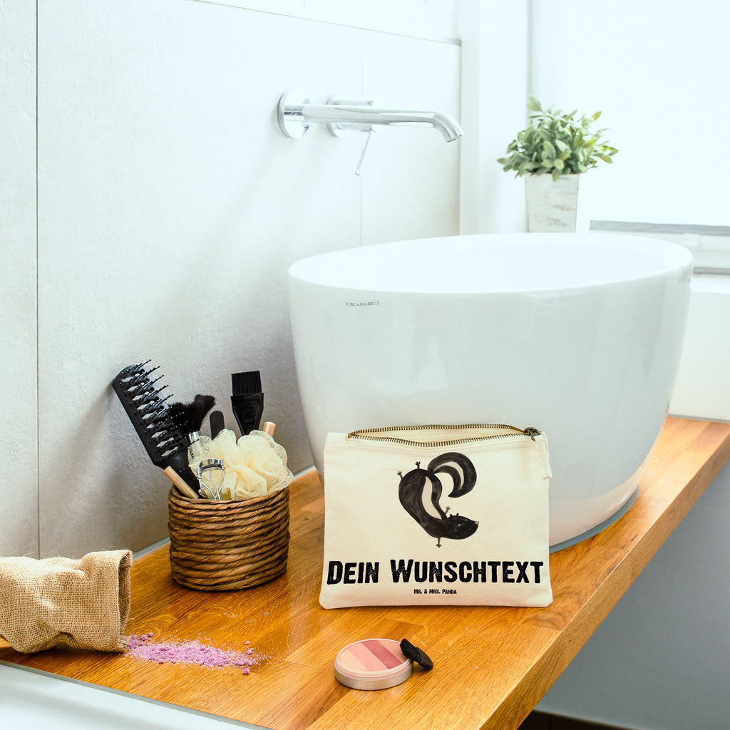 Personalisierte Schminktasche Stinktier Handstand Personalisierte Schminktasche, Personalisierte Kosmetiktasche, Personalisierter Kosmetikbeutel, Personalisiertes Stiftemäppchen, Personalisiertes Etui, Personalisierte Federmappe, Personalisierte Makeup Bag, Personalisiertes Schminketui, Personalisiertes Kosmetiketui, Personalisiertes Schlamperetui, Schminktasche mit Namen, Kosmetiktasche mit Namen, Kosmetikbeutel mit Namen, Stiftemäppchen mit Namen, Etui mit Namen, Federmappe mit Namen, Makeup Bg  mit Namen, Schminketui mit Namen, Kosmetiketui mit Namen, Schlamperetui mit Namen, Schminktasche personalisieren, Schminktasche bedrucken, Schminktasche selbst gestalten, Stinktier, Skunk, Wildtier, Raubtier, Stinker, Stinki, Spielplatz, verpielt, Kind