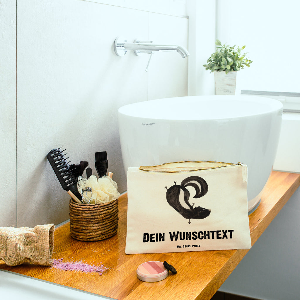 Personalisierte Schminktasche Stinktier Handstand Personalisierte Schminktasche, Personalisierte Kosmetiktasche, Personalisierter Kosmetikbeutel, Personalisiertes Stiftemäppchen, Personalisiertes Etui, Personalisierte Federmappe, Personalisierte Makeup Bag, Personalisiertes Schminketui, Personalisiertes Kosmetiketui, Personalisiertes Schlamperetui, Schminktasche mit Namen, Kosmetiktasche mit Namen, Kosmetikbeutel mit Namen, Stiftemäppchen mit Namen, Etui mit Namen, Federmappe mit Namen, Makeup Bg  mit Namen, Schminketui mit Namen, Kosmetiketui mit Namen, Schlamperetui mit Namen, Schminktasche personalisieren, Schminktasche bedrucken, Schminktasche selbst gestalten, Stinktier, Skunk, Wildtier, Raubtier, Stinker, Stinki, Spielplatz, verpielt, Kind