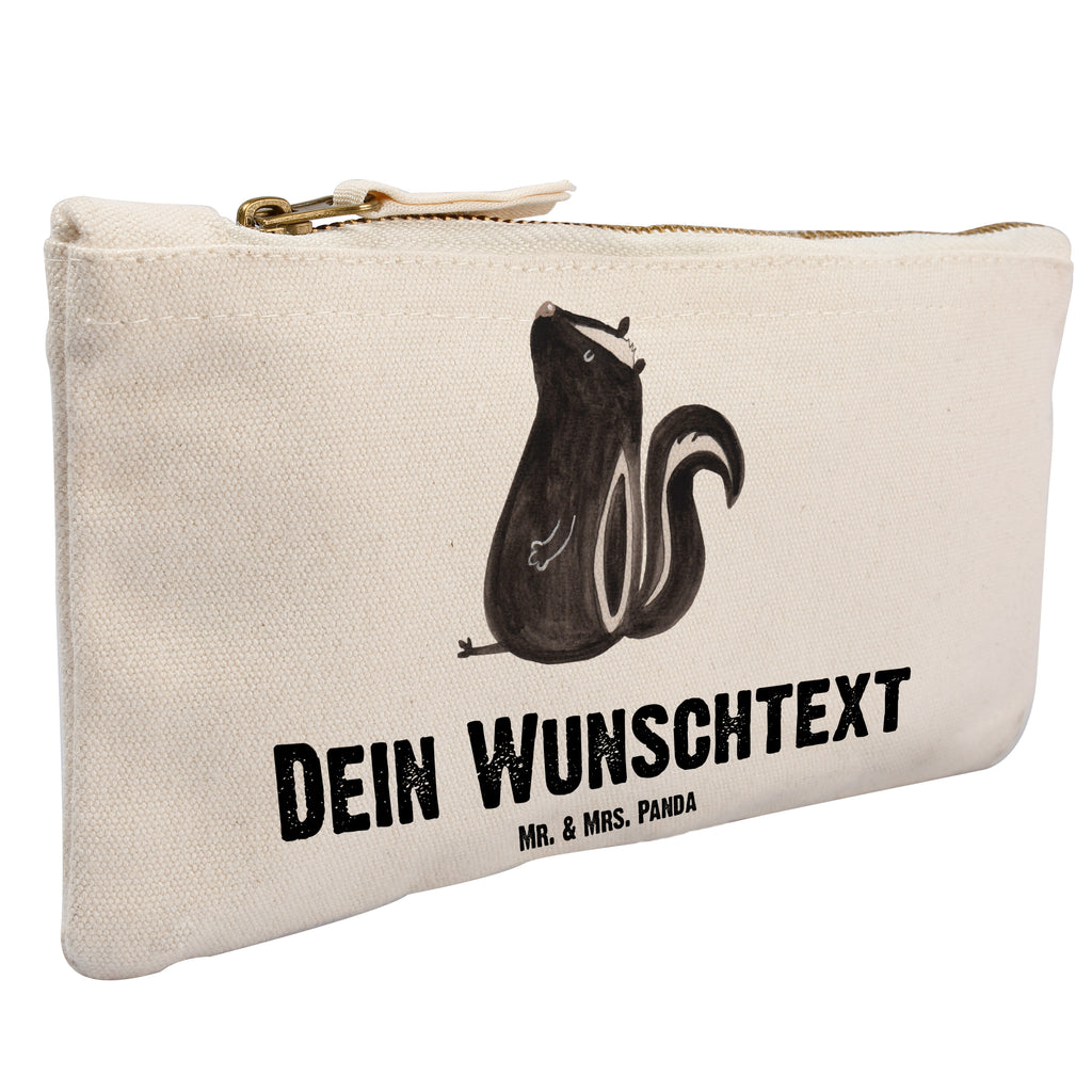 Personalisierte Schminktasche Stinktier sitzend Personalisierte Schminktasche, Personalisierte Kosmetiktasche, Personalisierter Kosmetikbeutel, Personalisiertes Stiftemäppchen, Personalisiertes Etui, Personalisierte Federmappe, Personalisierte Makeup Bag, Personalisiertes Schminketui, Personalisiertes Kosmetiketui, Personalisiertes Schlamperetui, Schminktasche mit Namen, Kosmetiktasche mit Namen, Kosmetikbeutel mit Namen, Stiftemäppchen mit Namen, Etui mit Namen, Federmappe mit Namen, Makeup Bg  mit Namen, Schminketui mit Namen, Kosmetiketui mit Namen, Schlamperetui mit Namen, Schminktasche personalisieren, Schminktasche bedrucken, Schminktasche selbst gestalten, Stinktier, Skunk, Wildtier, Raubtier, Stinker, Stinki, Spruch, Büro, Recht, Besserwisser