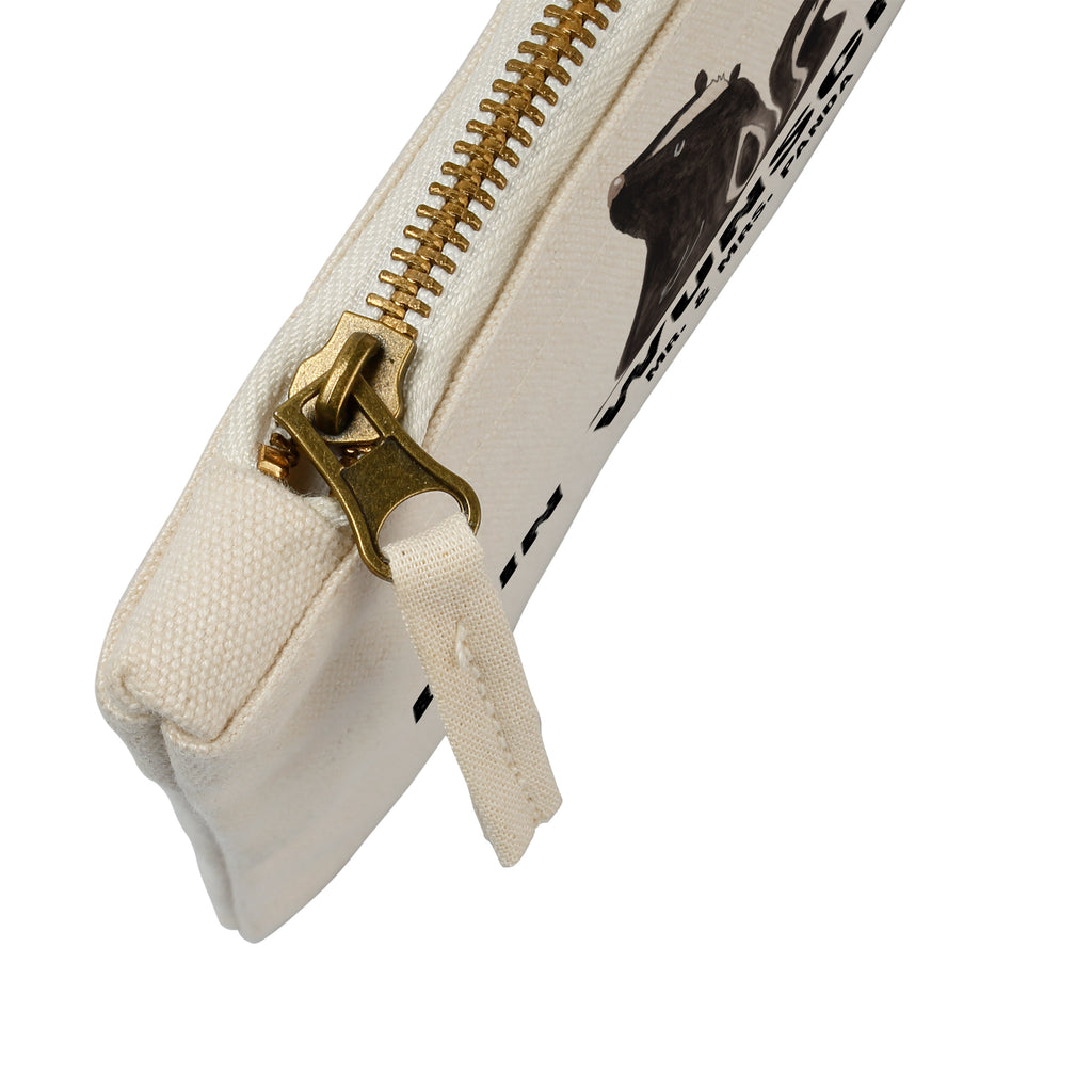 Personalisierte Schminktasche Stinktier sitzend Personalisierte Schminktasche, Personalisierte Kosmetiktasche, Personalisierter Kosmetikbeutel, Personalisiertes Stiftemäppchen, Personalisiertes Etui, Personalisierte Federmappe, Personalisierte Makeup Bag, Personalisiertes Schminketui, Personalisiertes Kosmetiketui, Personalisiertes Schlamperetui, Schminktasche mit Namen, Kosmetiktasche mit Namen, Kosmetikbeutel mit Namen, Stiftemäppchen mit Namen, Etui mit Namen, Federmappe mit Namen, Makeup Bg  mit Namen, Schminketui mit Namen, Kosmetiketui mit Namen, Schlamperetui mit Namen, Schminktasche personalisieren, Schminktasche bedrucken, Schminktasche selbst gestalten, Stinktier, Skunk, Wildtier, Raubtier, Stinker, Stinki, Spruch, Büro, Recht, Besserwisser