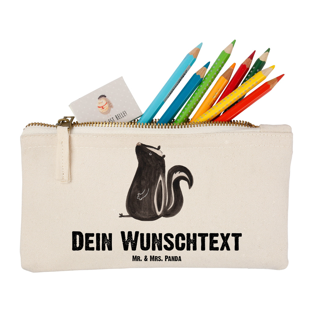 Personalisierte Schminktasche Stinktier sitzend Personalisierte Schminktasche, Personalisierte Kosmetiktasche, Personalisierter Kosmetikbeutel, Personalisiertes Stiftemäppchen, Personalisiertes Etui, Personalisierte Federmappe, Personalisierte Makeup Bag, Personalisiertes Schminketui, Personalisiertes Kosmetiketui, Personalisiertes Schlamperetui, Schminktasche mit Namen, Kosmetiktasche mit Namen, Kosmetikbeutel mit Namen, Stiftemäppchen mit Namen, Etui mit Namen, Federmappe mit Namen, Makeup Bg  mit Namen, Schminketui mit Namen, Kosmetiketui mit Namen, Schlamperetui mit Namen, Schminktasche personalisieren, Schminktasche bedrucken, Schminktasche selbst gestalten, Stinktier, Skunk, Wildtier, Raubtier, Stinker, Stinki, Spruch, Büro, Recht, Besserwisser